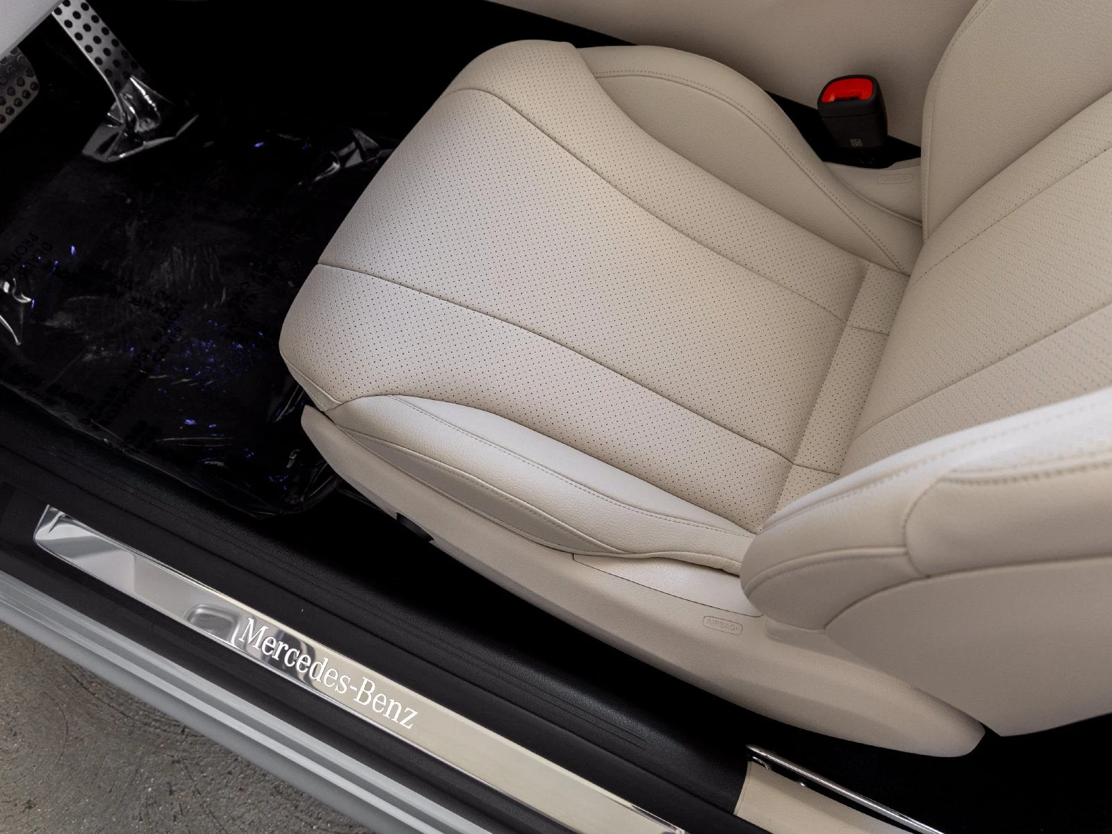 2027 Mercedes-Benz CLE 300 4MATIC Cabriolet interior, door panel, Macchiato Beige