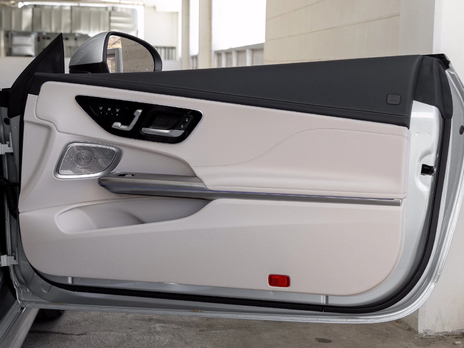 2027 Mercedes-Benz CLE 300 4MATIC Cabriolet interior, door panel, Macchiato Beige