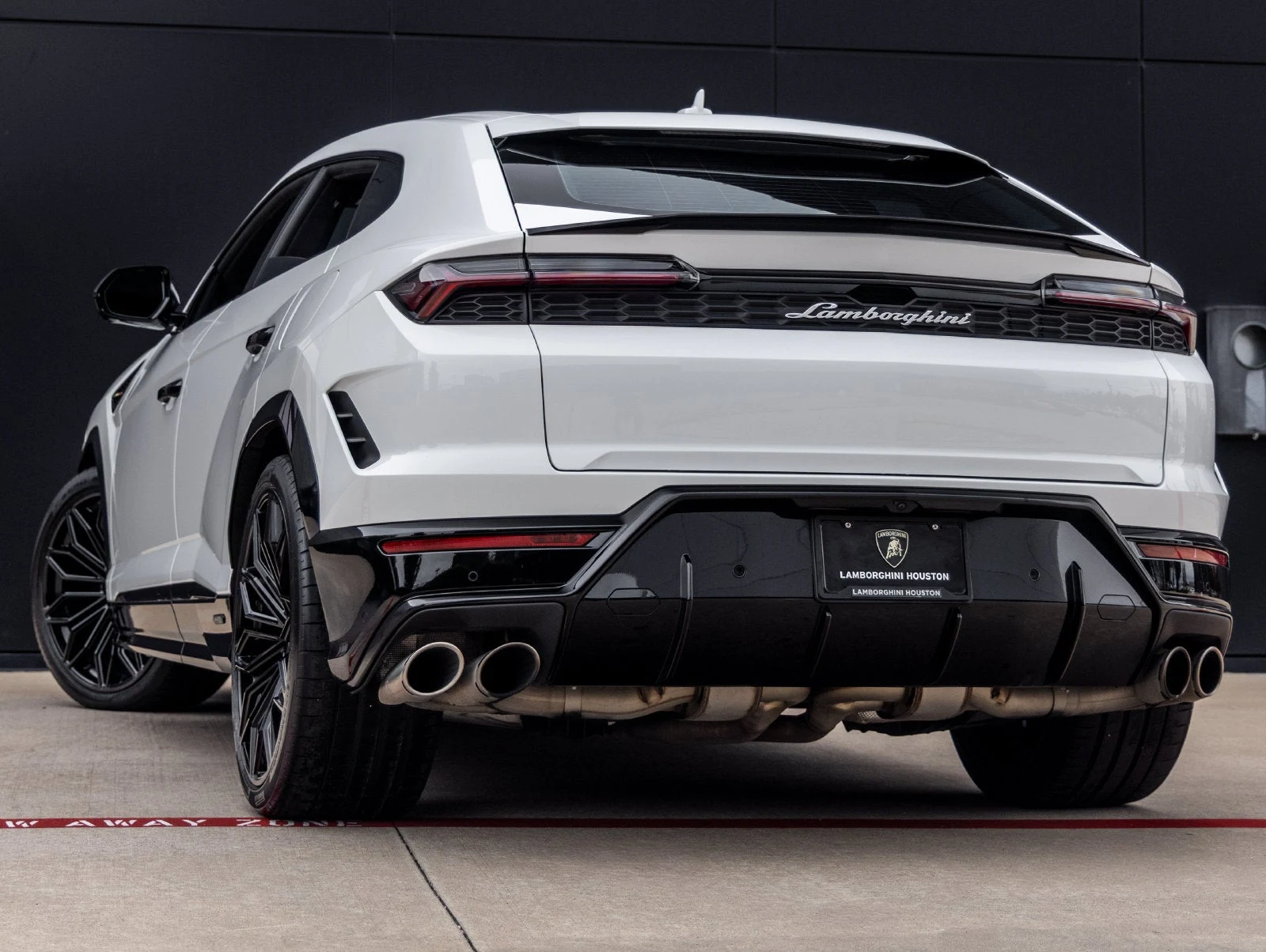 2025 Lamborghini Urus SE, rear three-quarter view, Bianco Monocerus Metallic