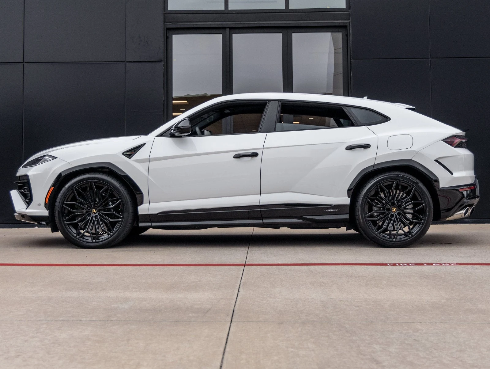 2025 Lamborghini Urus SE for sale, exterior, Bianco Monocerus Metallic