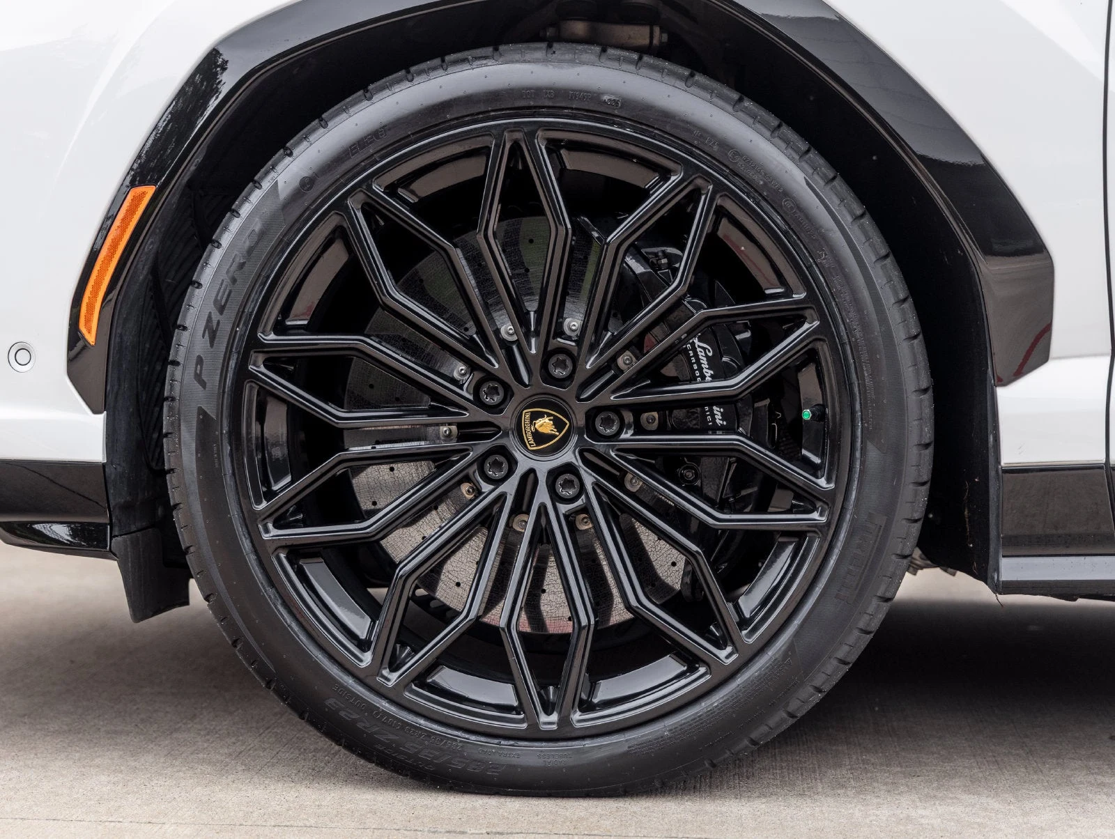 2025 Lamborghini Urus SE wheel