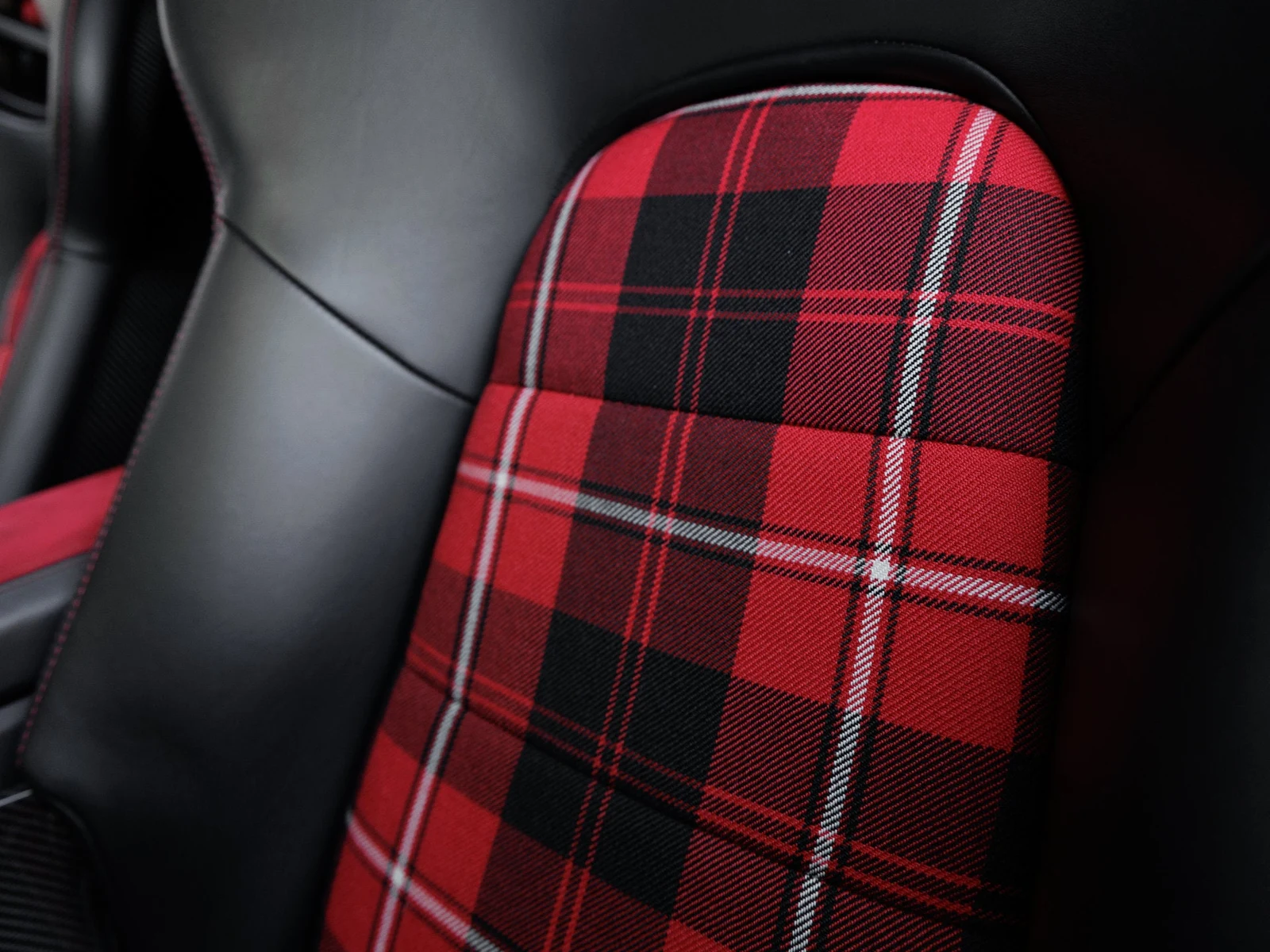 2018 Porsche 911 GT2 RS Weissach interior, seats, Black leather / Black and Red Alcantara
