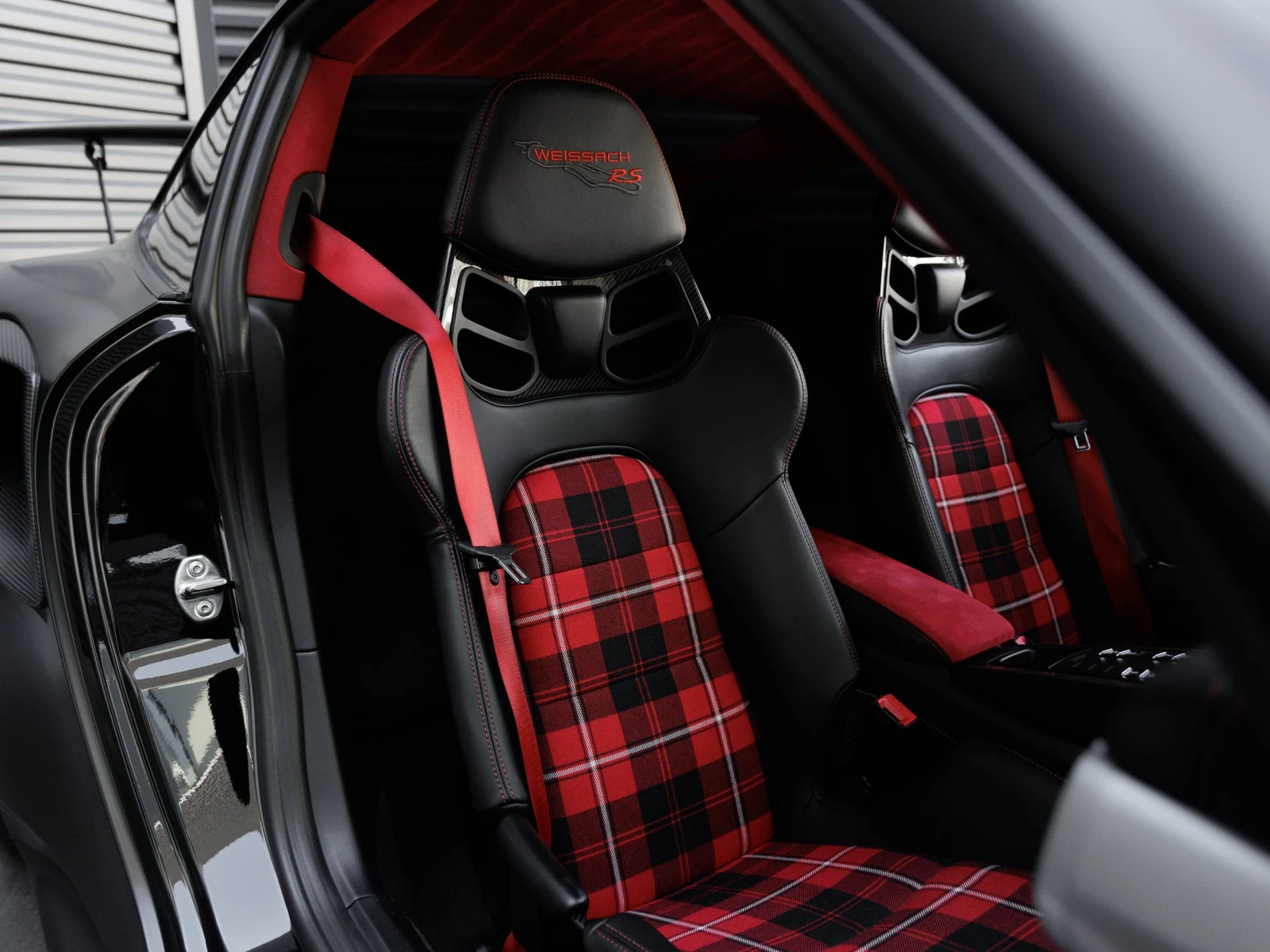 2018 Porsche 911 GT2 RS Weissach interior, seats, Black leather / Black and Red Alcantara