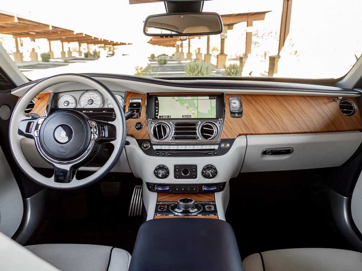 2018 Rolls-Royce Dawn interior, dashboard, Seashell / Navy Blue