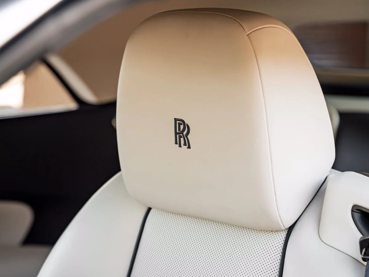 2018 Rolls-Royce Dawn interior, seats, Seashell / Navy Blue