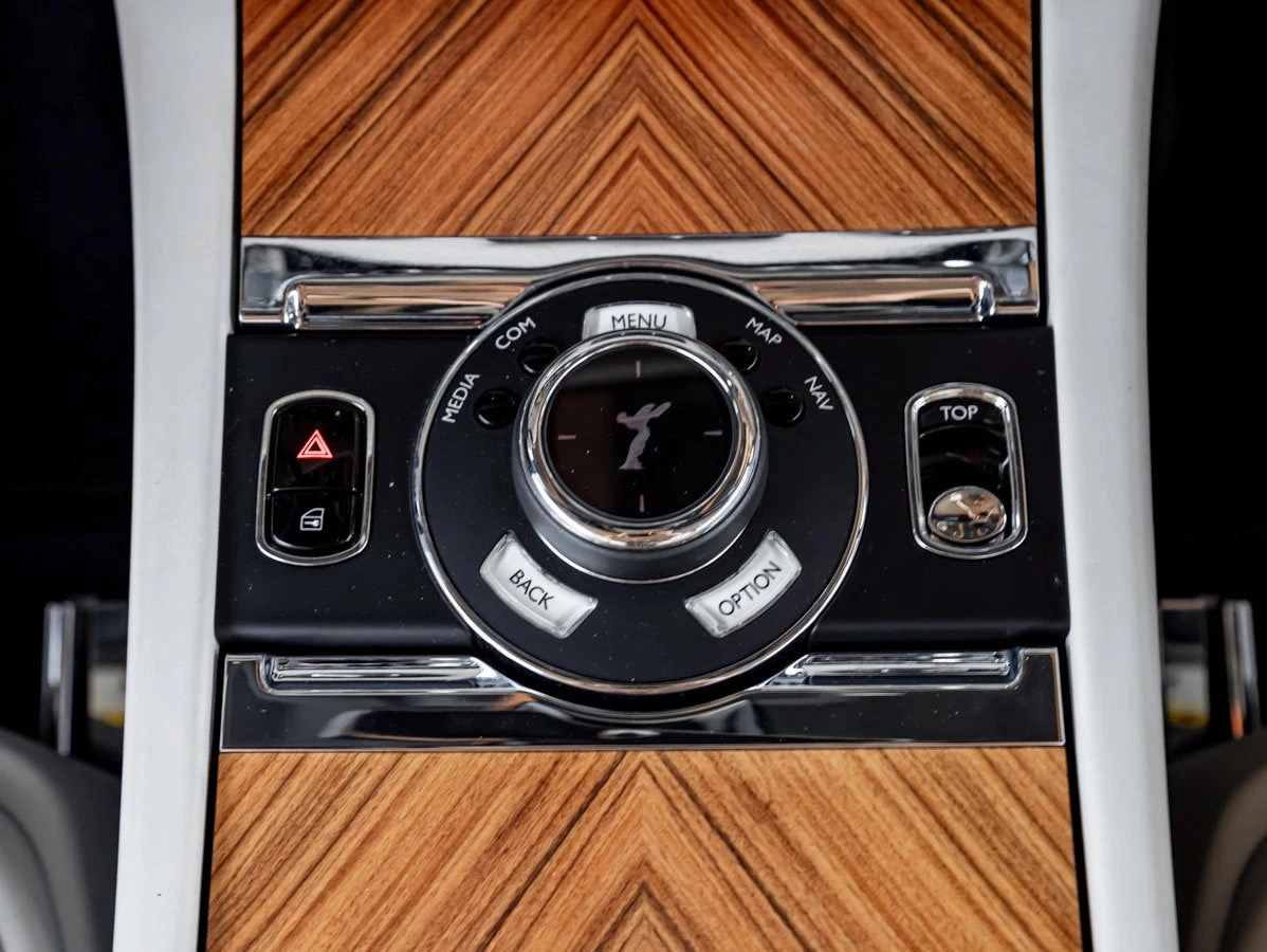 2018 Rolls-Royce Dawn interior, Seashell / Navy Blue