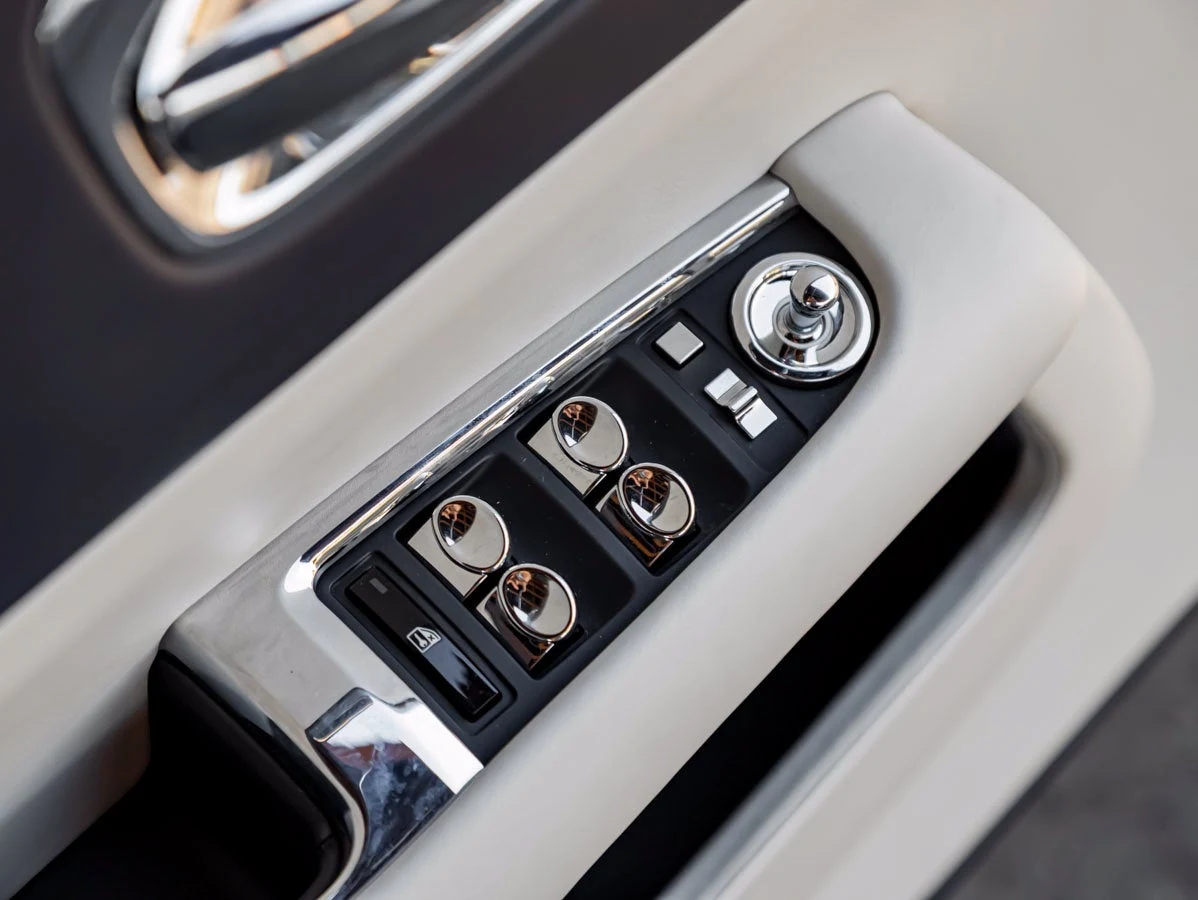 2018 Rolls-Royce Dawn interior, center console, Seashell / Navy Blue