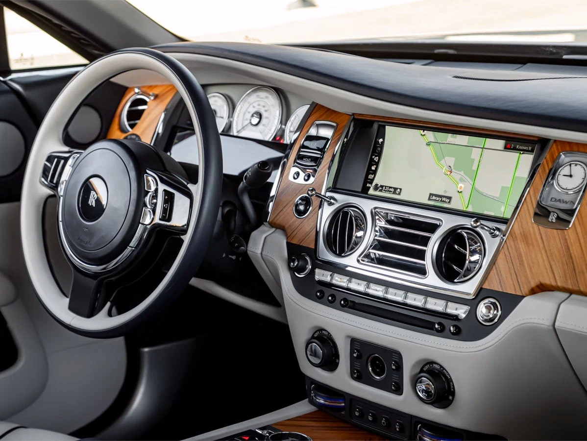2018 Rolls-Royce Dawn interior, dashboard, Seashell / Navy Blue