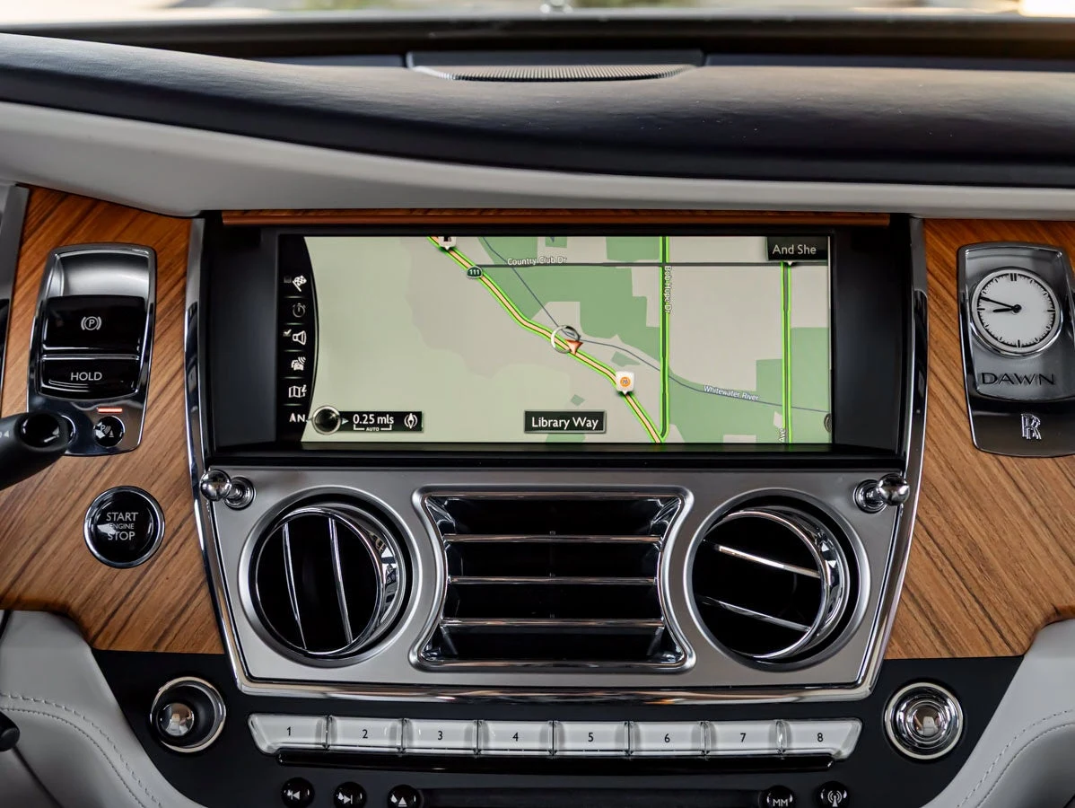 2018 Rolls-Royce Dawn interior, dashboard, Seashell / Navy Blue