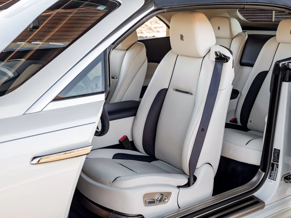 2018 Rolls-Royce Dawn interior, seats, Seashell / Navy Blue