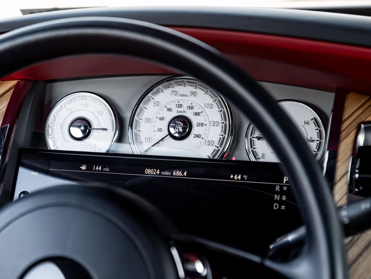 2016 Rolls-Royce Dawn interior, Mugello Red / Navy Blue
