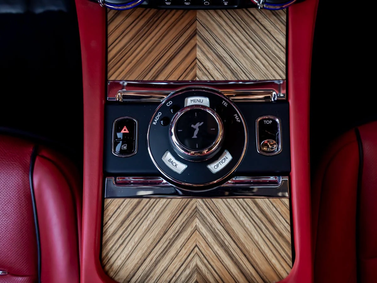 2016 Rolls-Royce Dawn interior, Mugello Red / Navy Blue