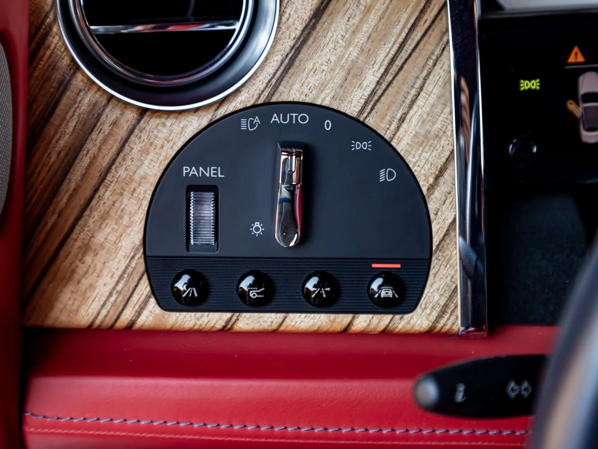 2016 Rolls-Royce Dawn interior, Mugello Red / Navy Blue