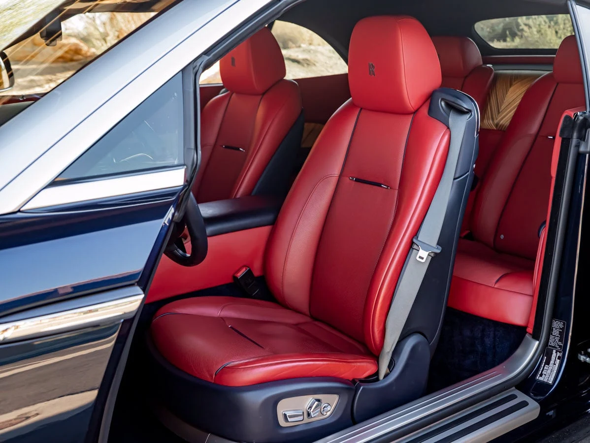 2016 Rolls-Royce Dawn interior, seats, Mugello Red / Navy Blue
