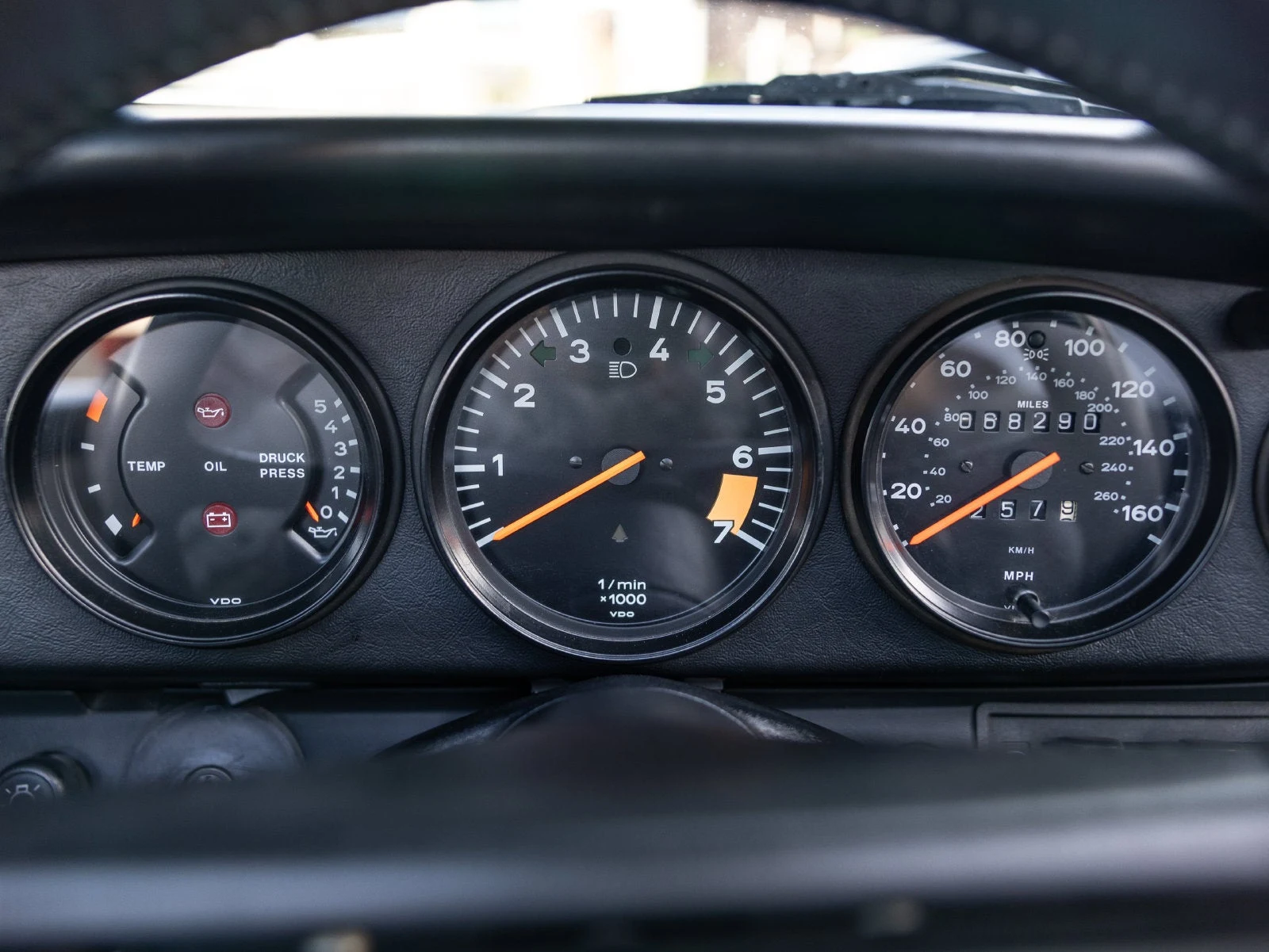 1989 Porsche 911 Speedster interior, Silk Gray leather / Black