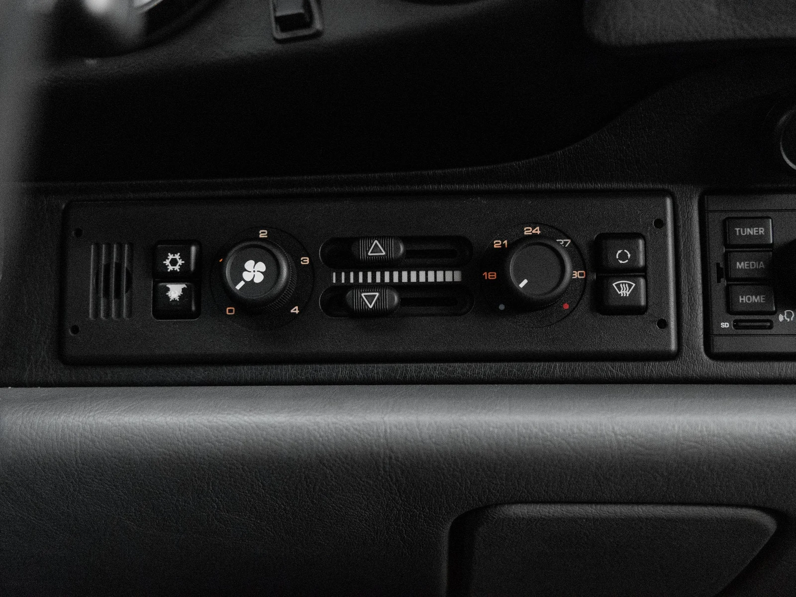 1996 Porsche 911 Carrera Coupe interior, center console