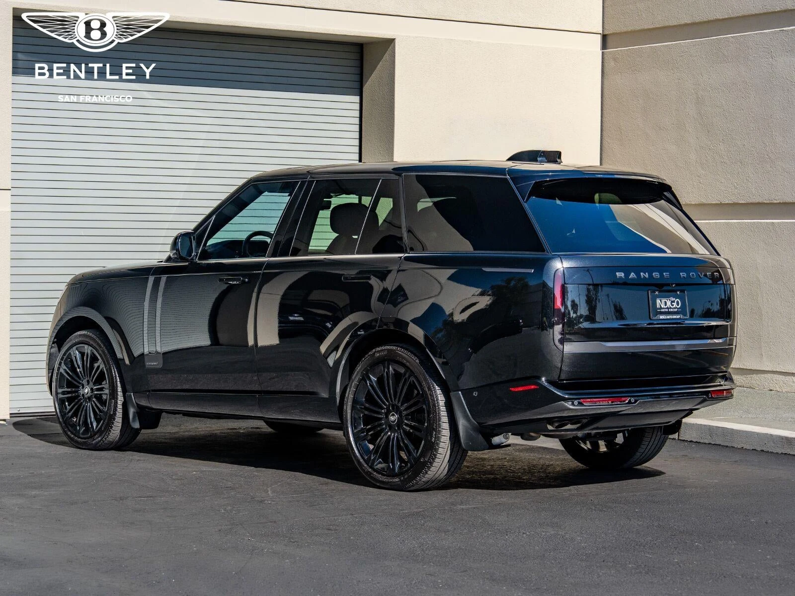 2025 Land Rover Range Rover Autobiography, rear three-quarter view, Santorini Black Metallic