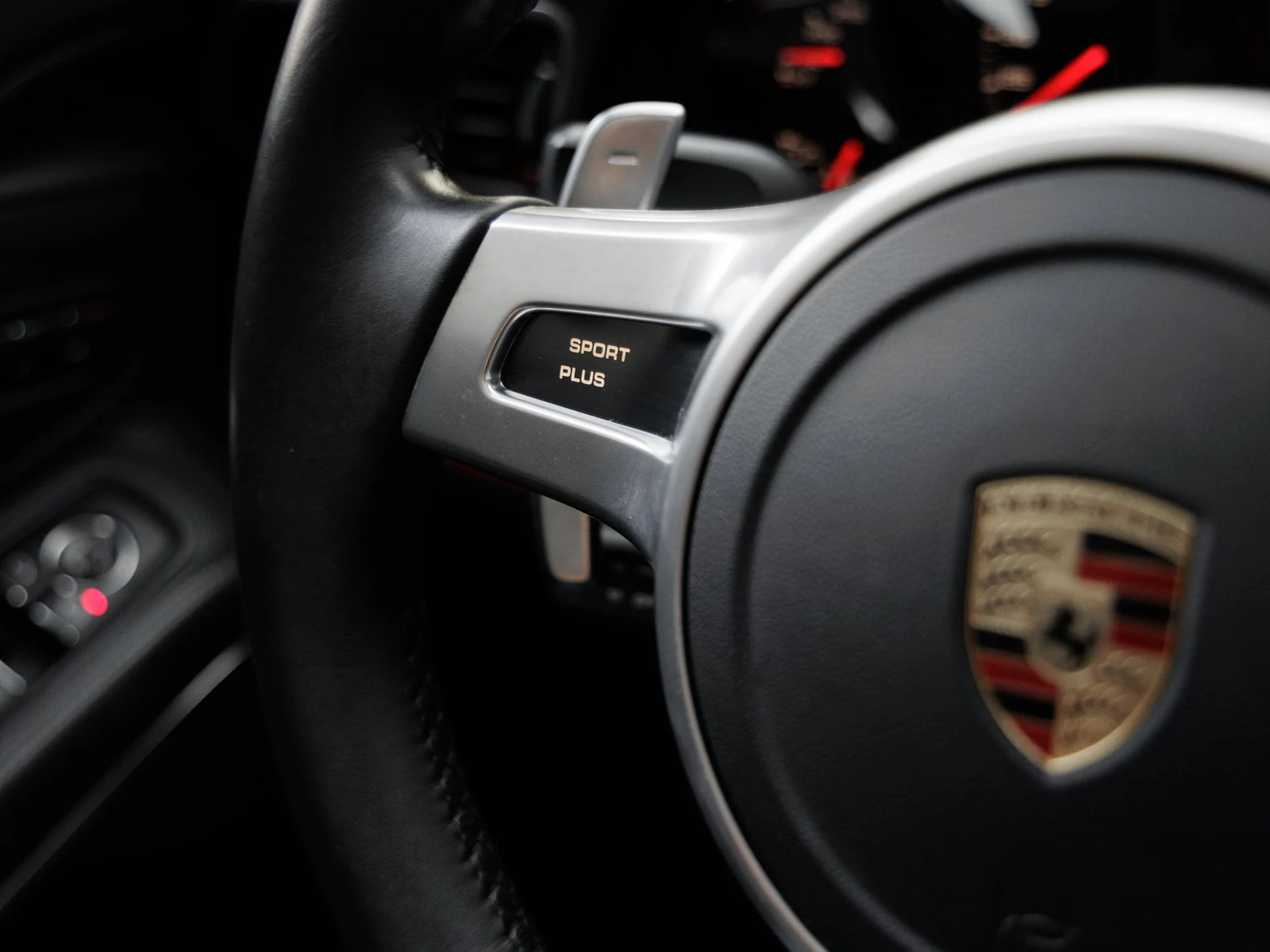 2016 Porsche 911 Targa 4S interior, steering wheel