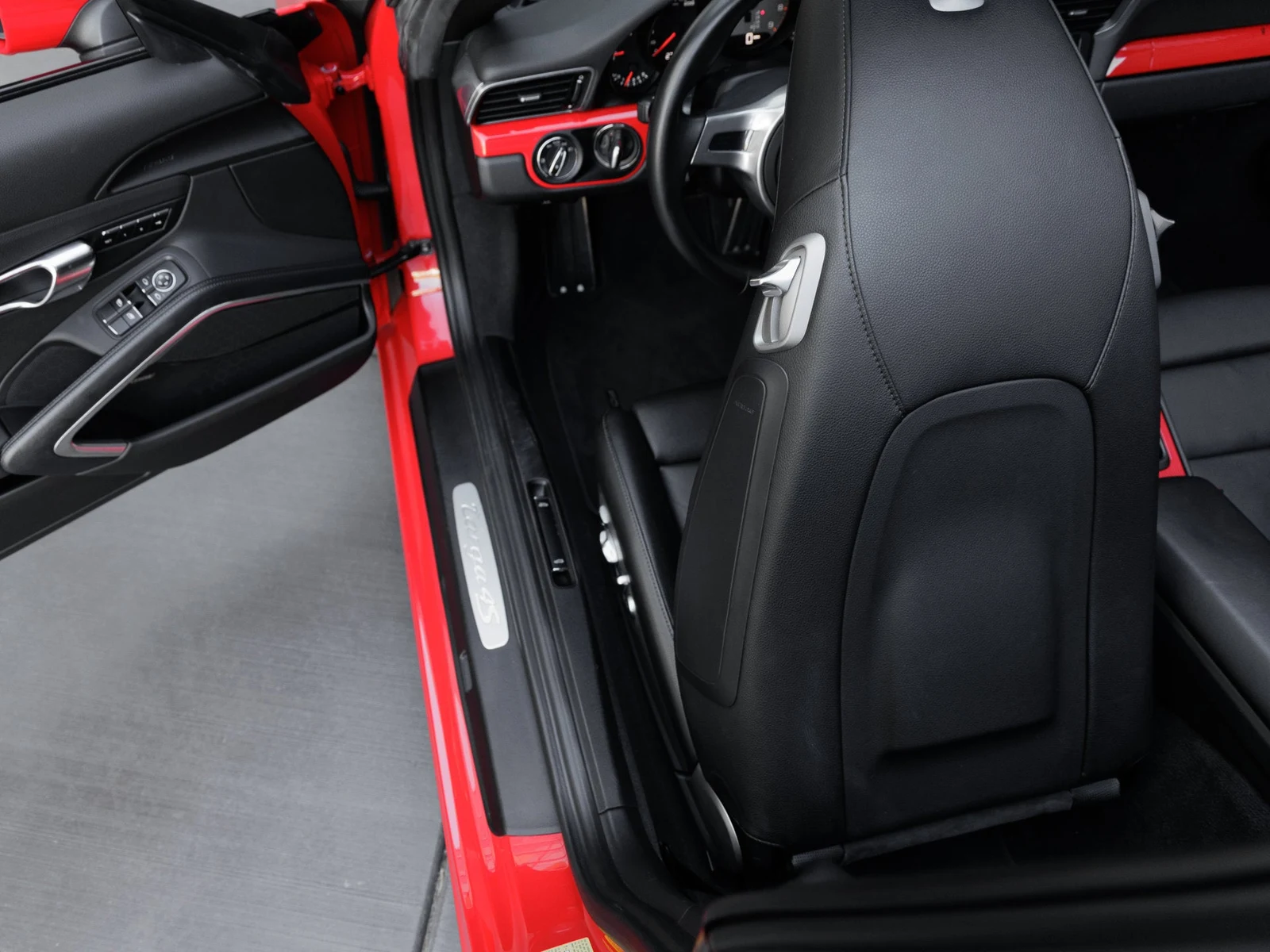 2016 Porsche 911 Targa 4S interior, door panel
