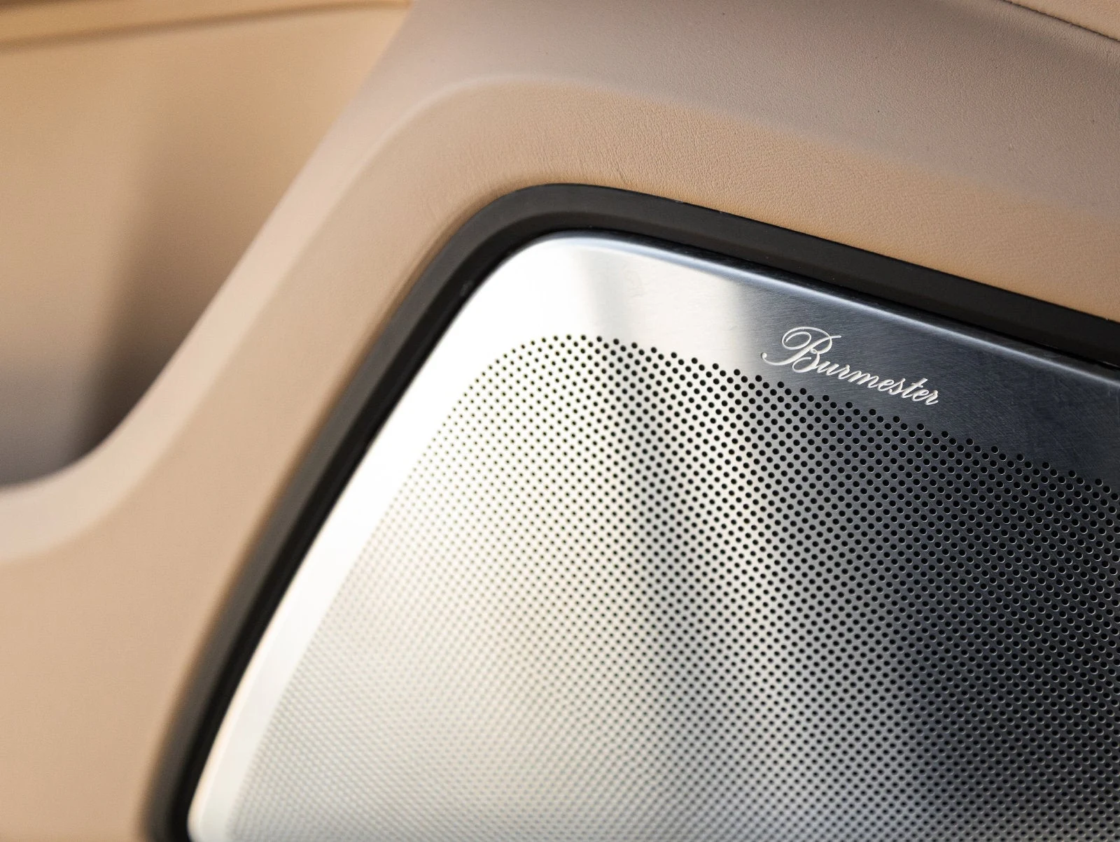 2025 Porsche Cayenne GTS interior, Black / Mojave Beige leather
