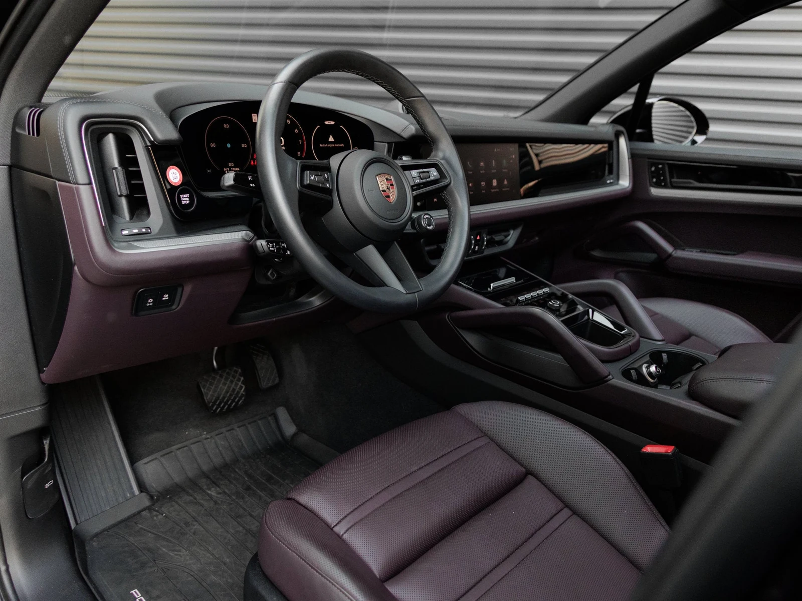 2026 Porsche Cayenne E-Hybrid interior, Black / Blackberry leather
