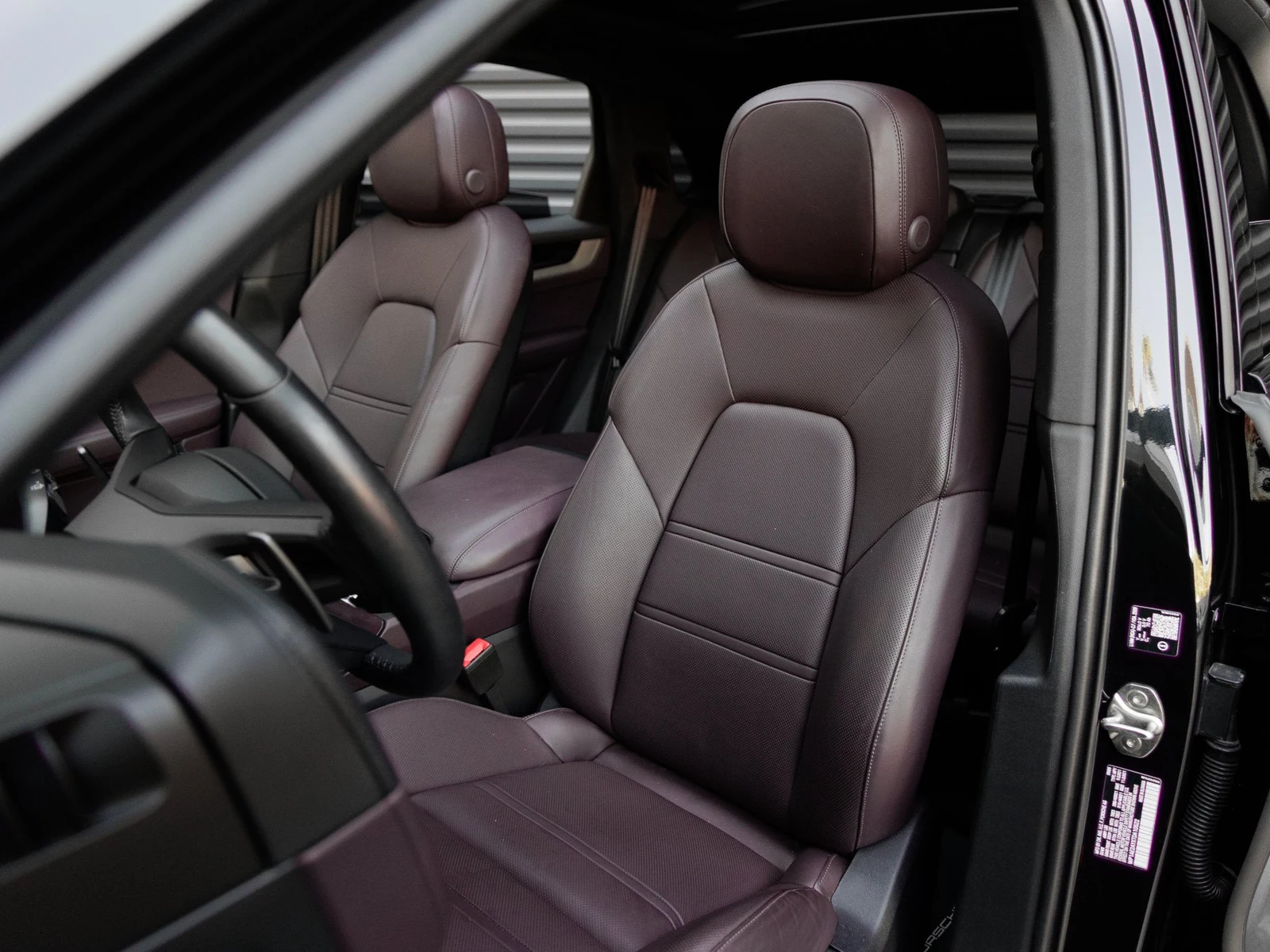 2026 Porsche Cayenne E-Hybrid interior, seats, Black / Blackberry leather