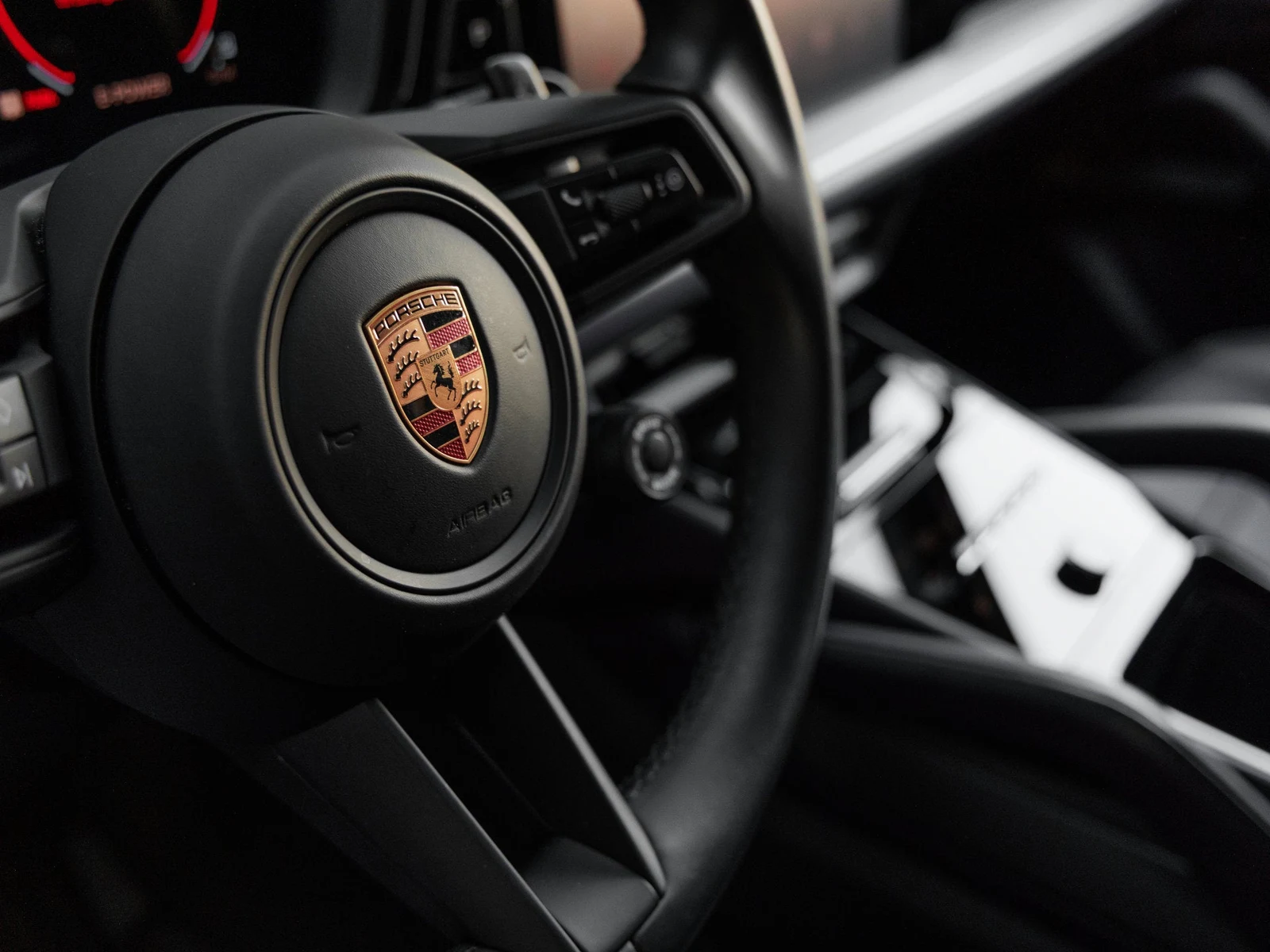 2026 Porsche Cayenne E-Hybrid interior, steering wheel, Black / Blackberry leather