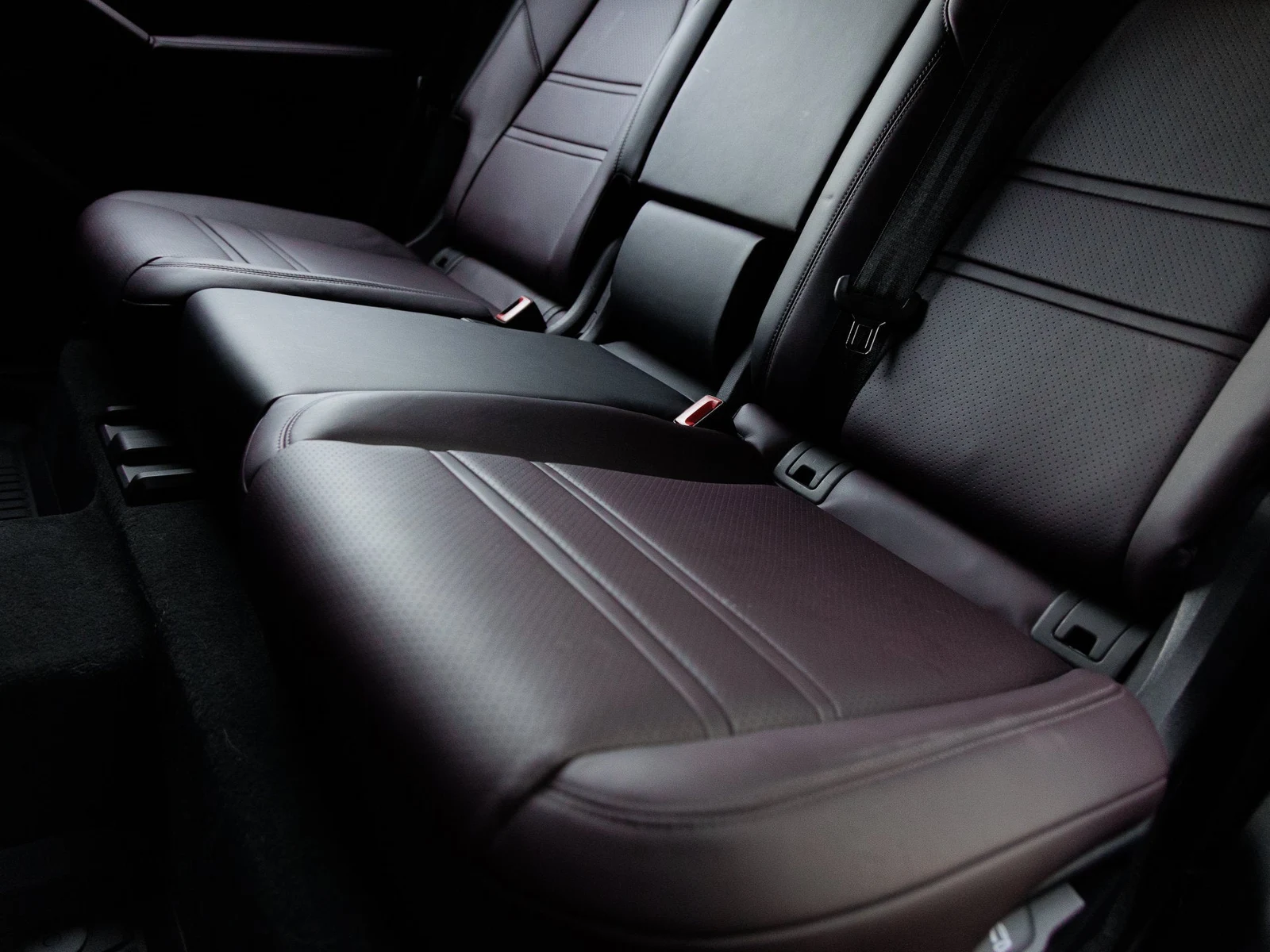 2026 Porsche Cayenne E-Hybrid interior, seats, Black / Blackberry leather