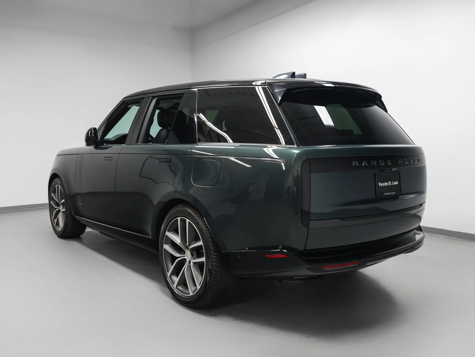 2025 Land Rover Range Rover Plug-In Hybrid Autobiography, rear three-quarter view, Belgravia Green Metallic