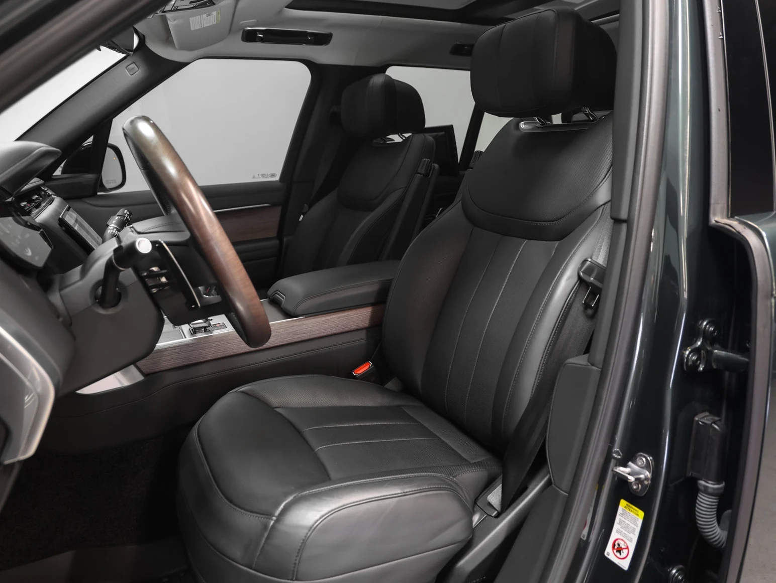 2025 Land Rover Range Rover Plug-In Hybrid Autobiography interior, seats, Ebony / Ebony leather