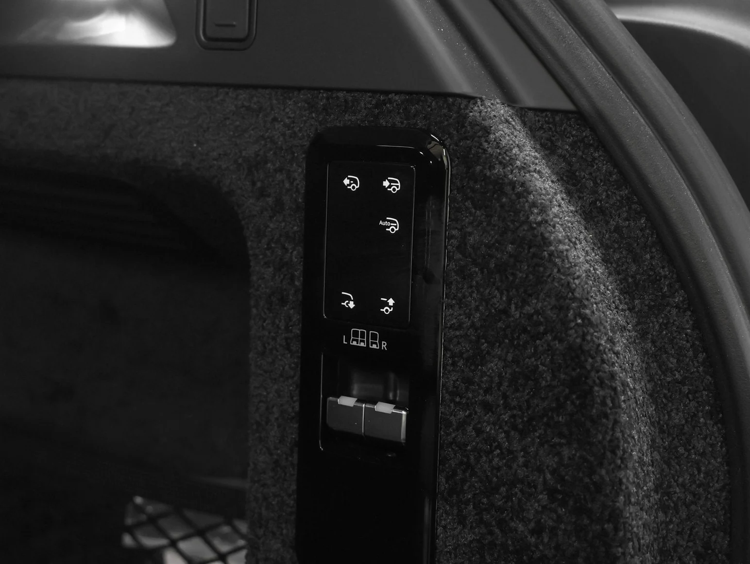 2025 Land Rover Range Rover Plug-In Hybrid Autobiography interior, center console, Ebony / Ebony leather