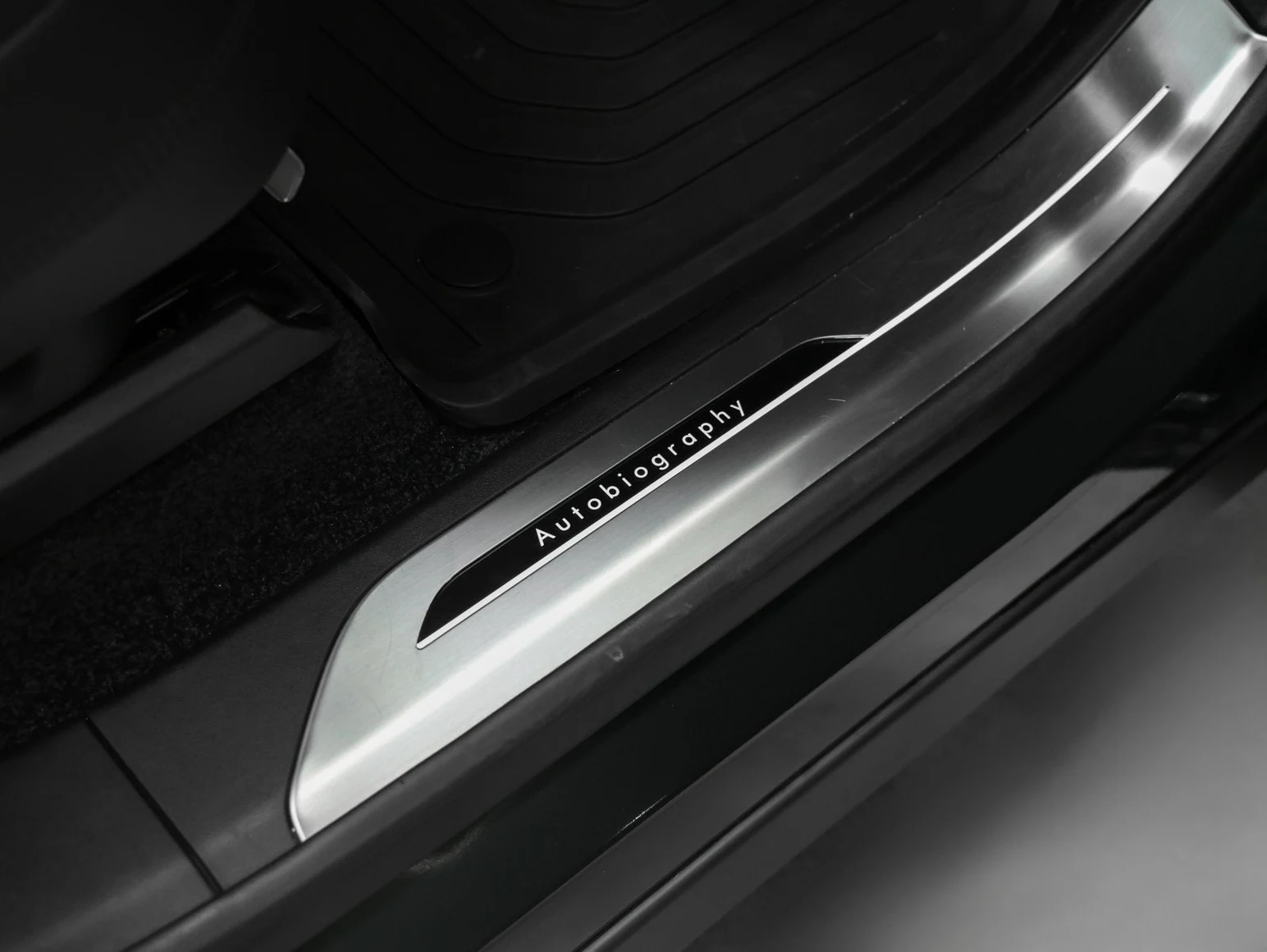 2025 Land Rover Range Rover Plug-In Hybrid Autobiography interior, door sill, Ebony / Ebony leather