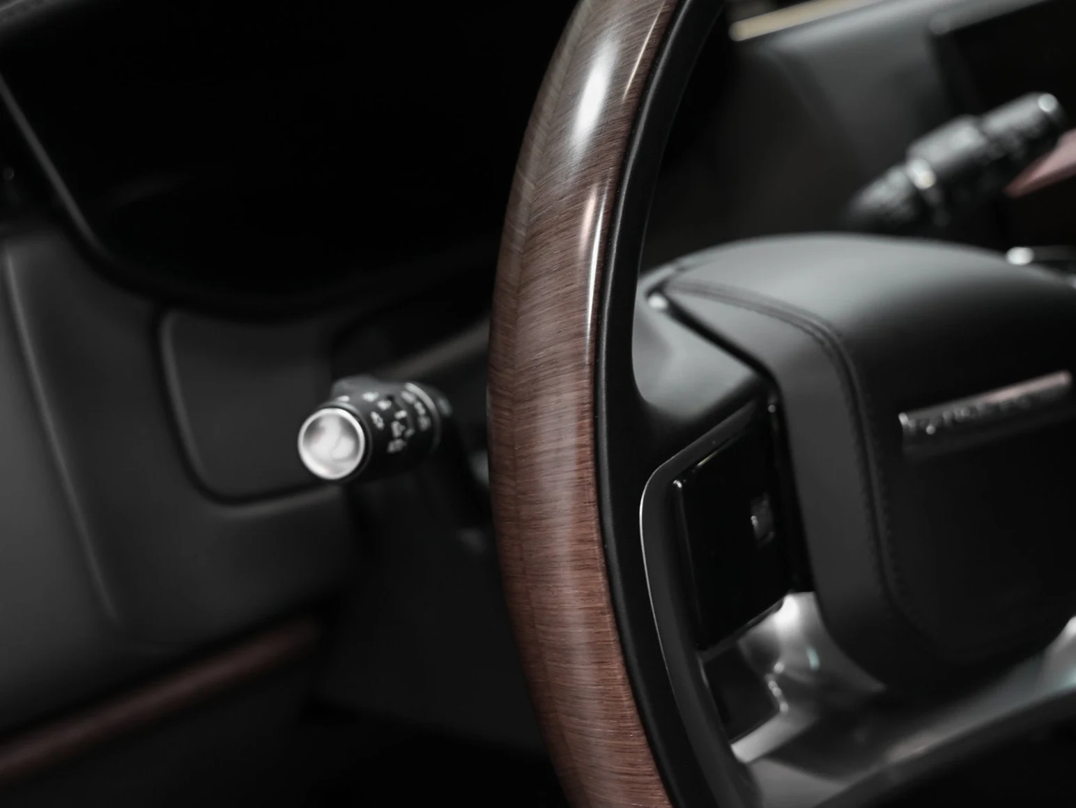 2025 Land Rover Range Rover Plug-In Hybrid Autobiography interior, steering wheel, Ebony / Ebony leather