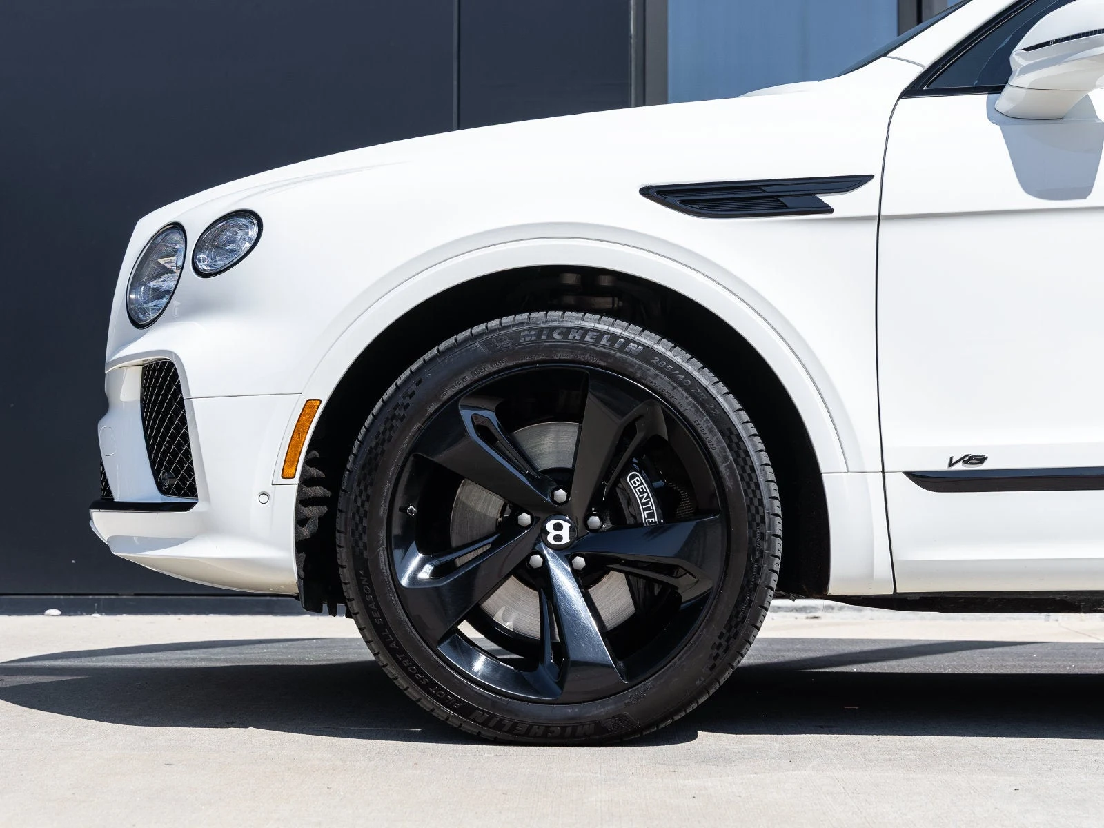 2021 Bentley Bentayga V8 for sale, exterior, Glacier White
