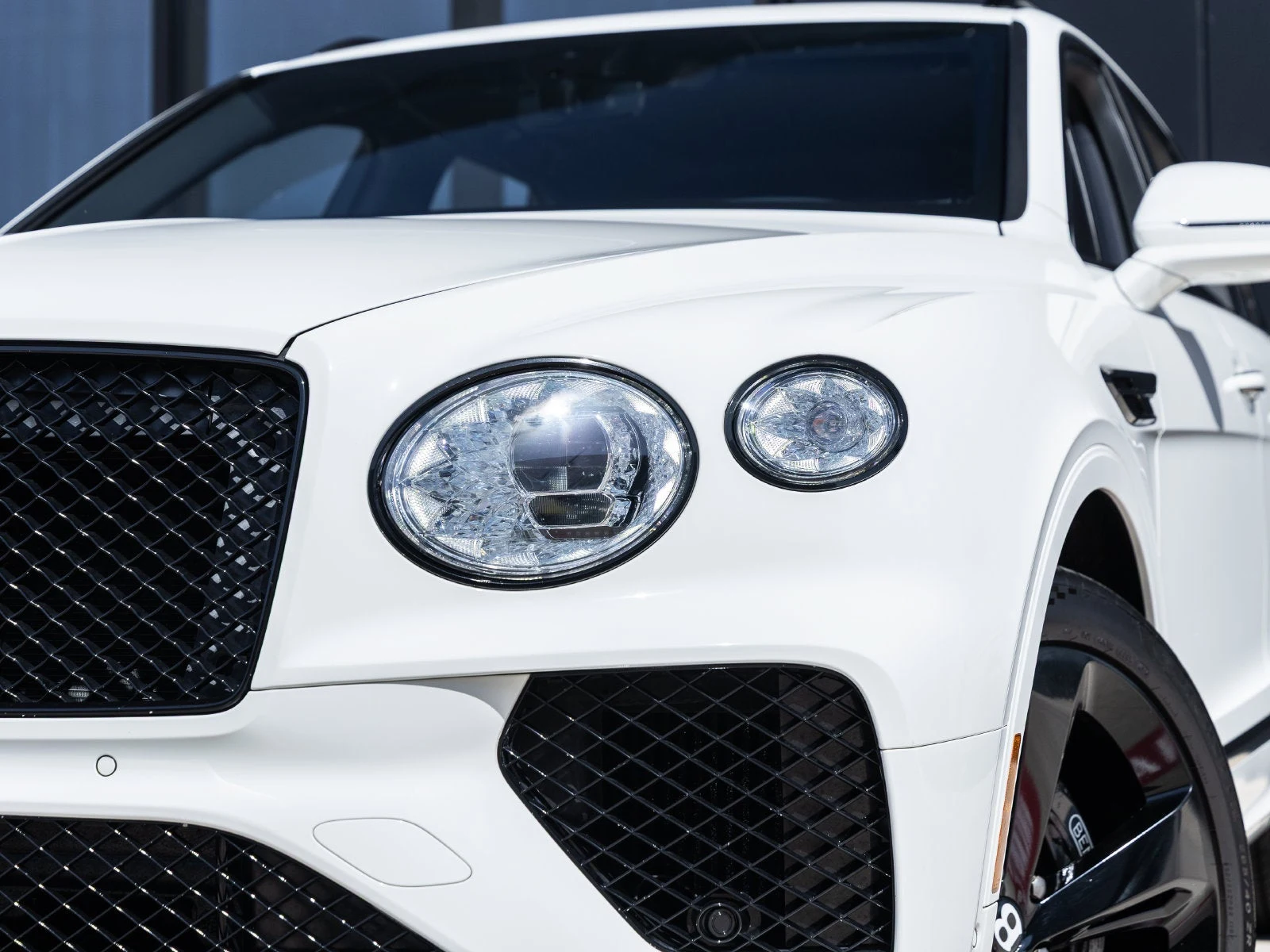 2021 Bentley Bentayga V8 for sale, exterior, Glacier White
