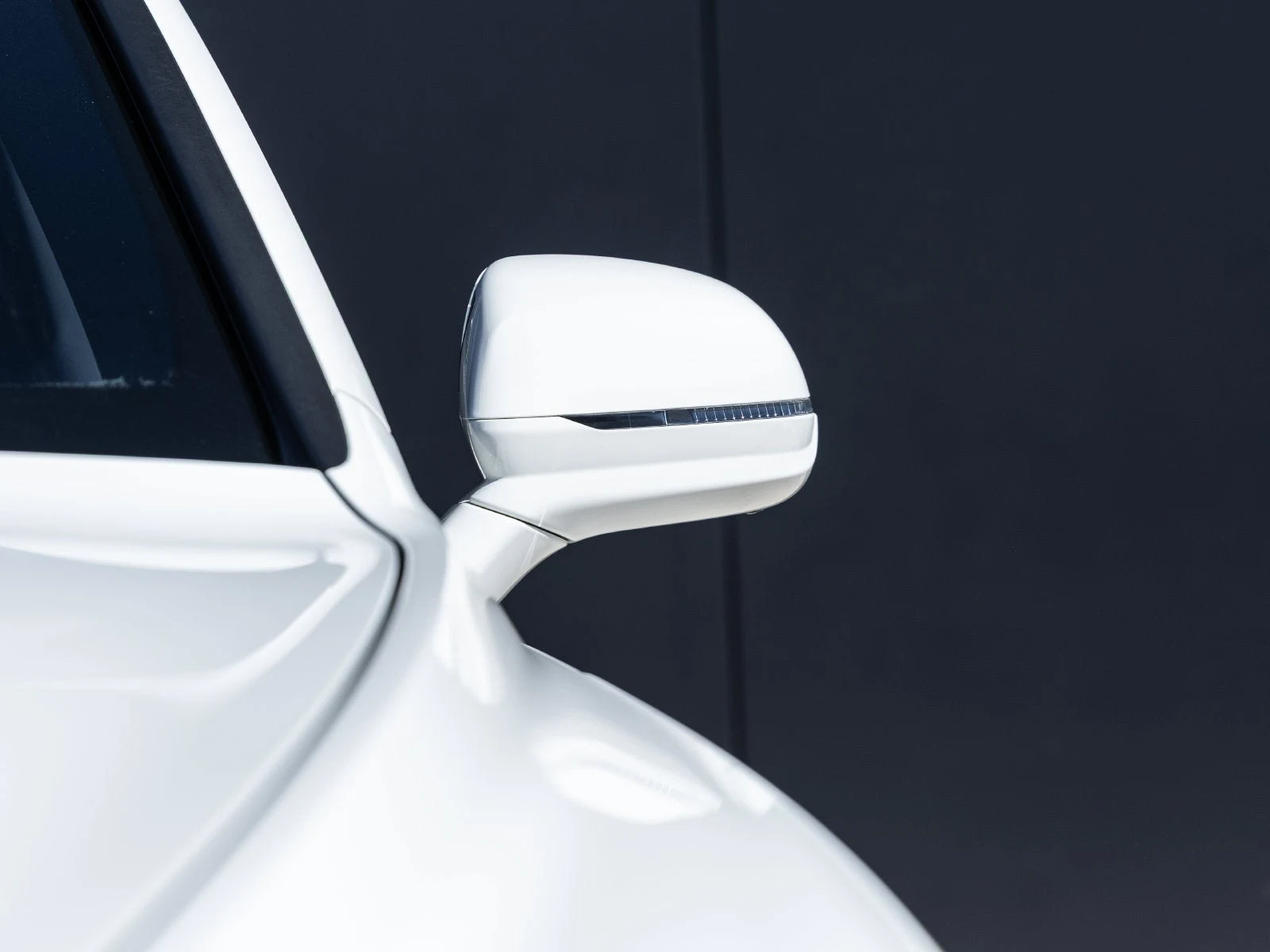 2021 Bentley Bentayga V8 for sale, exterior, Glacier White