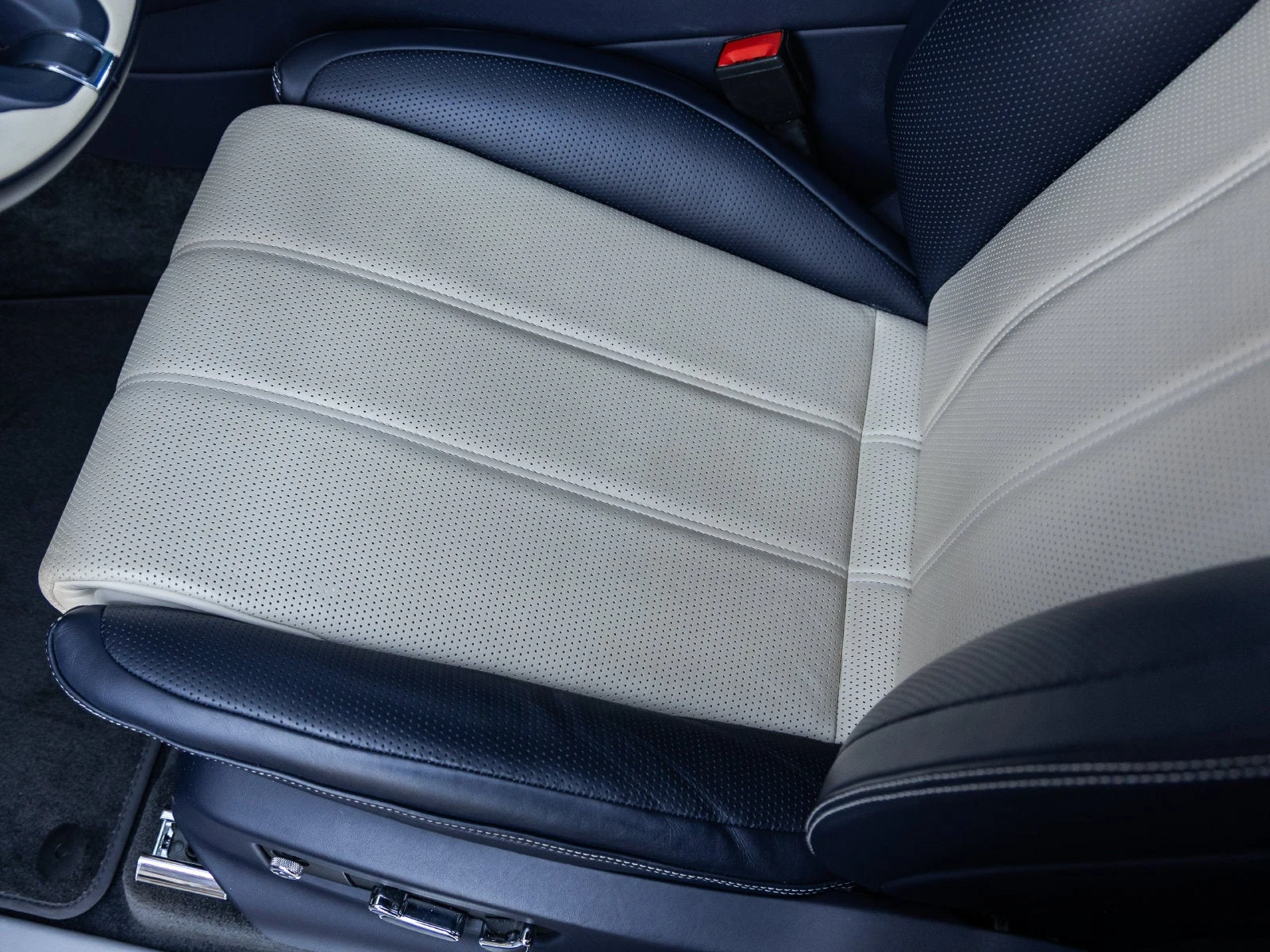 2021 Bentley Bentayga V8 interior, seats, Beige / Blue leather
