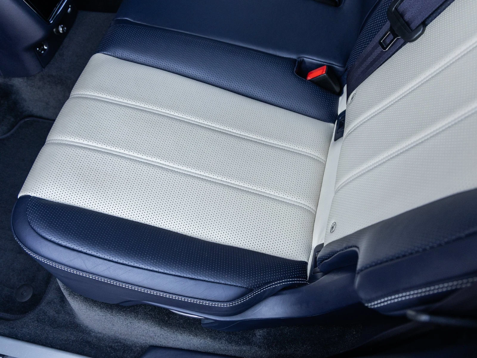 2021 Bentley Bentayga V8 interior, seats, Beige / Blue leather