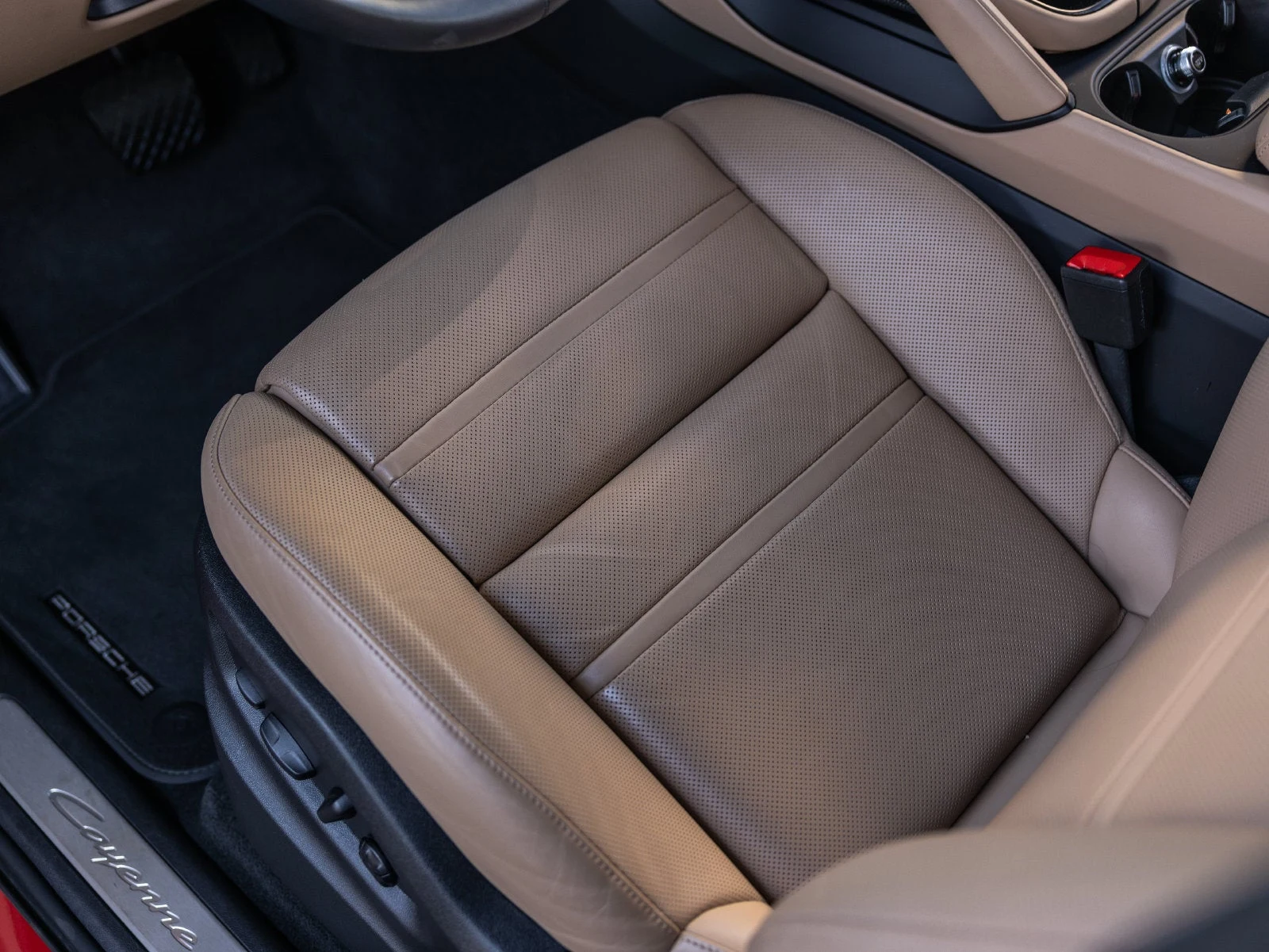 2025 Porsche Cayenne E-Hybrid Coupe interior, seats, Black / Mojave Beige leather