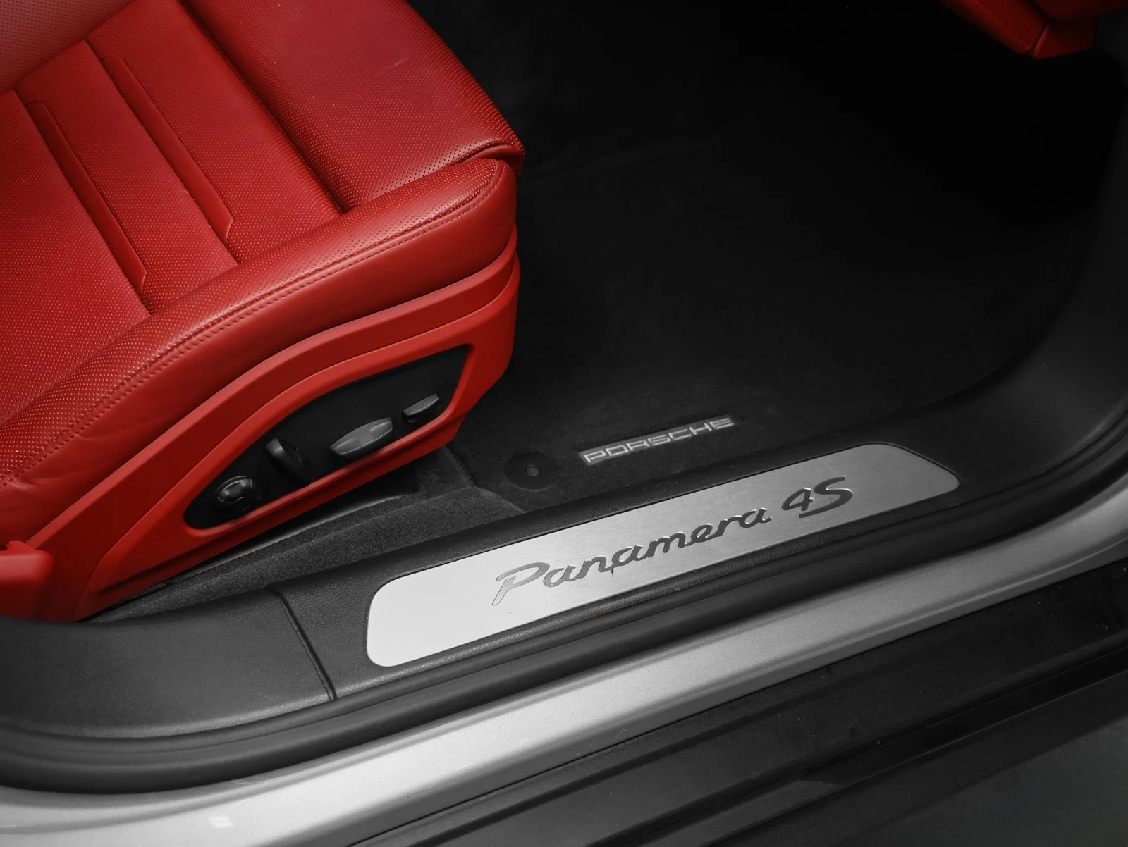 2023 Porsche Panamera 4S interior, door sill, Black / Bordeaux Red leather
