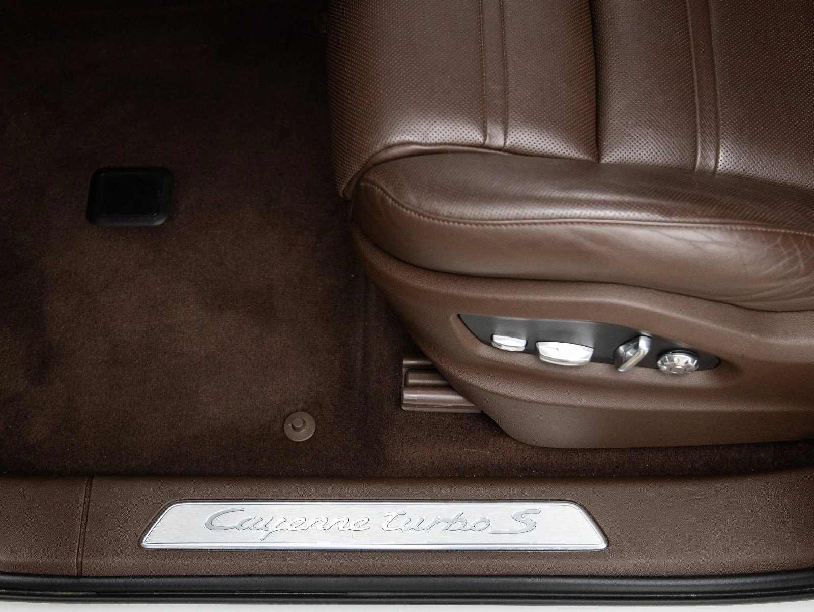 2020 Porsche Cayenne Turbo S E-Hybrid interior, Truffle Brown Club leather