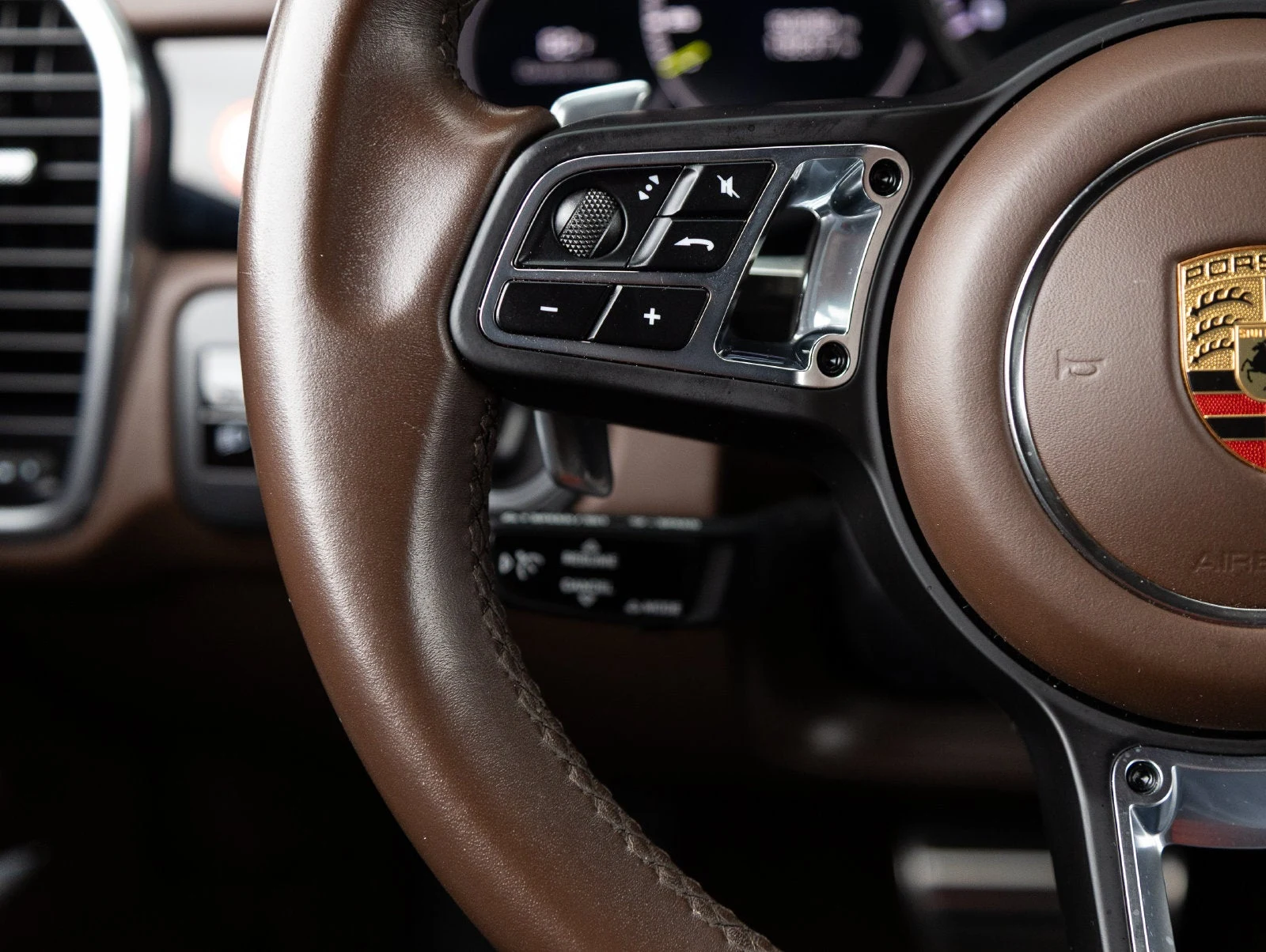 2020 Porsche Cayenne Turbo S E-Hybrid interior, Truffle Brown Club leather