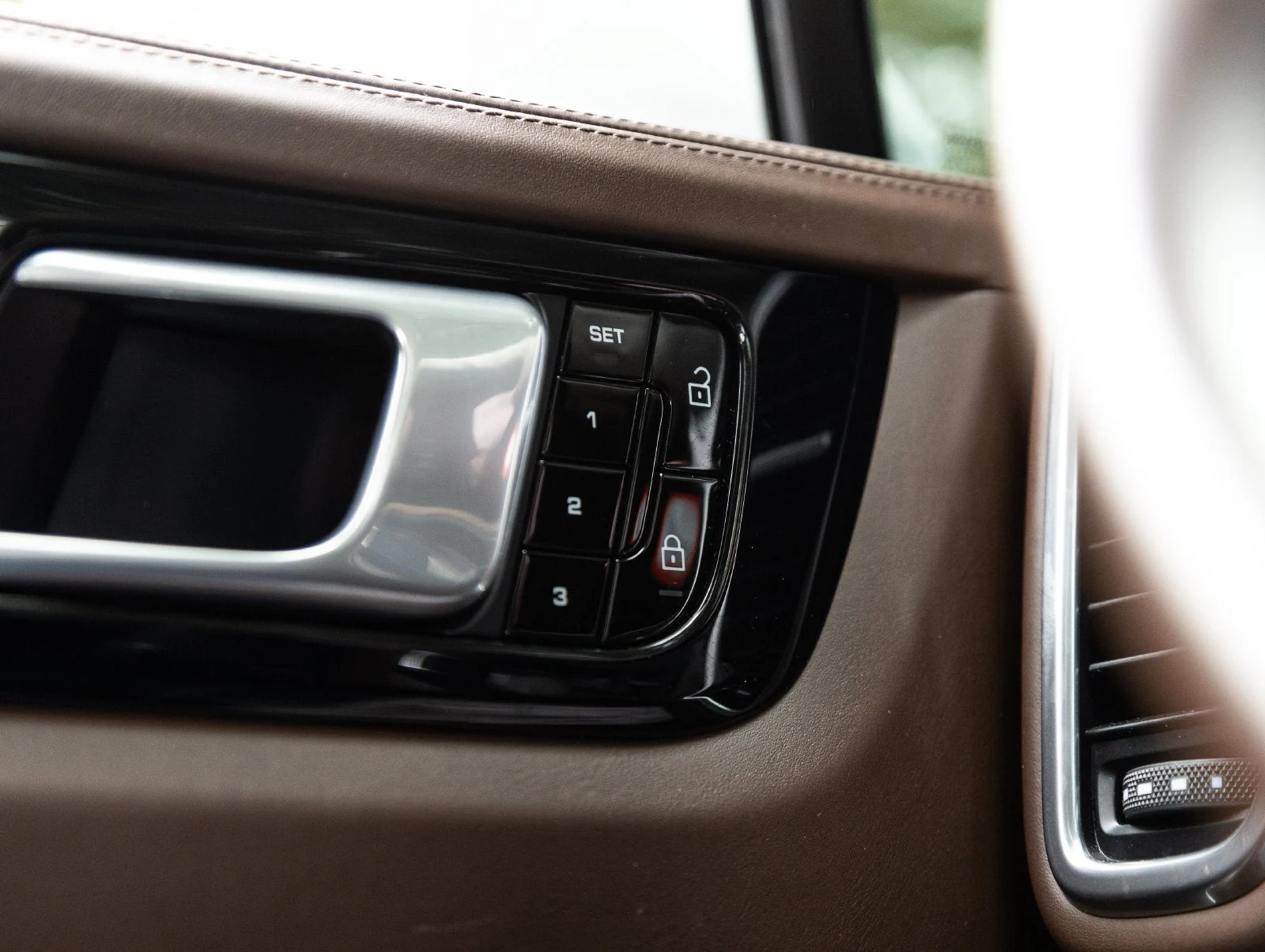 2020 Porsche Cayenne Turbo S E-Hybrid interior, Truffle Brown Club leather