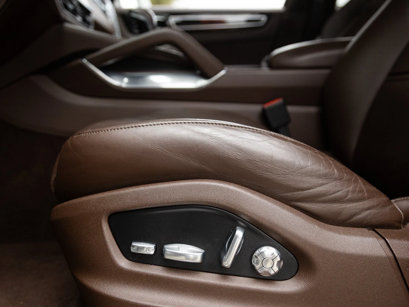 2020 Porsche Cayenne Turbo S E-Hybrid interior, Truffle Brown Club leather