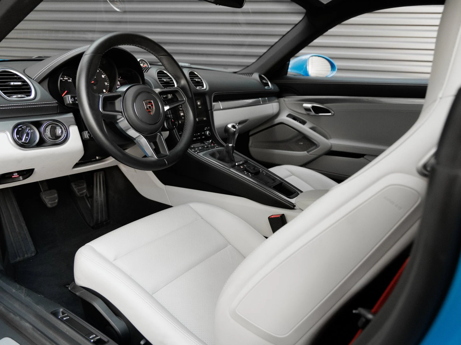 2024 Porsche 718 Cayman interior, Black / Chalk leather