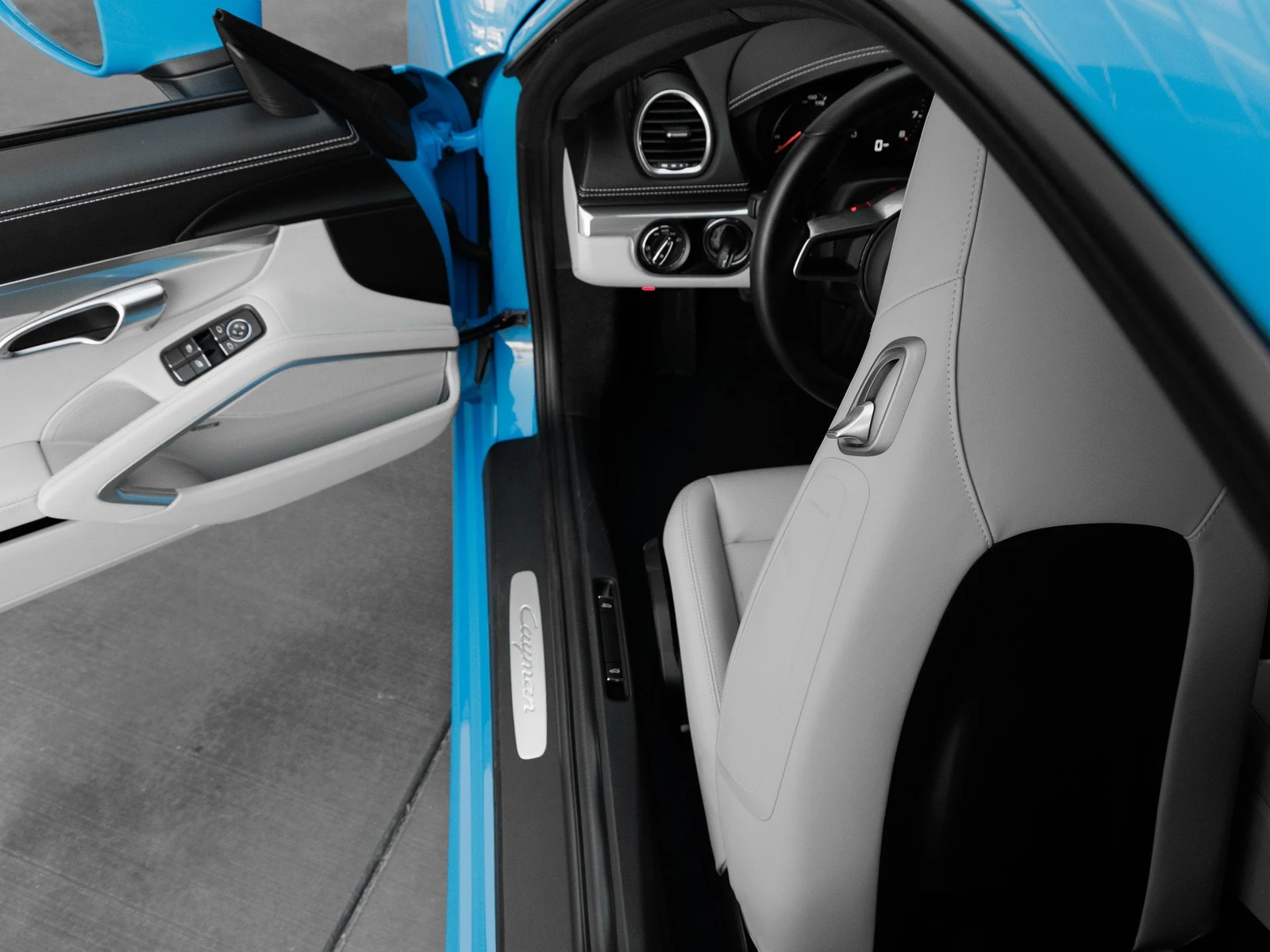 2024 Porsche 718 Cayman interior, Black / Chalk leather