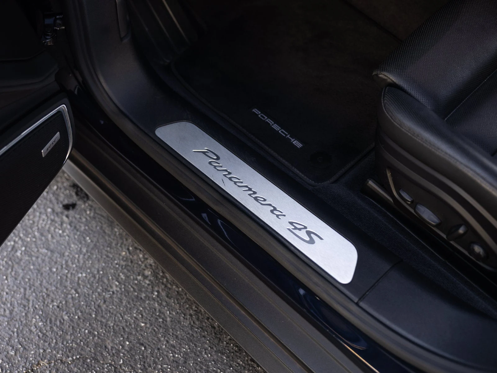 2022 Porsche Panamera 4S interior, door sill, Black standard interior
