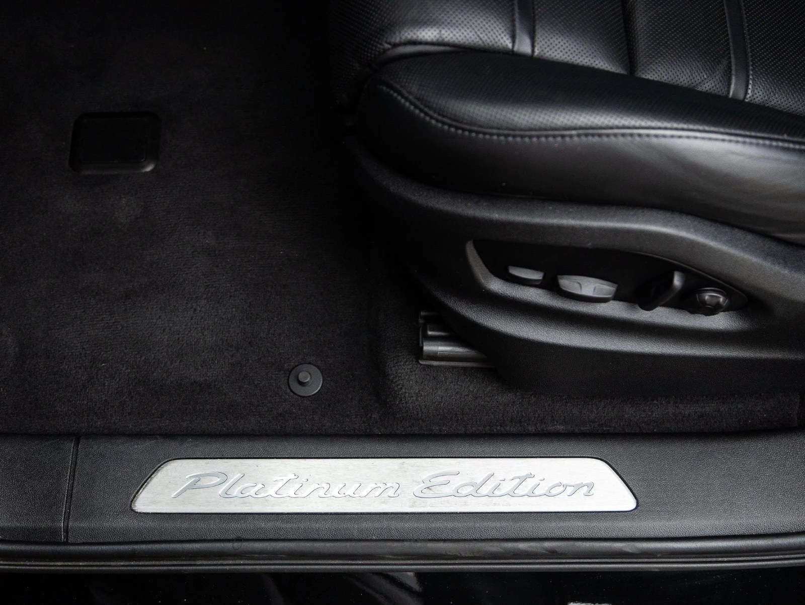2023 Porsche Cayenne S Platinum Edition interior, door sill, Black standard interior