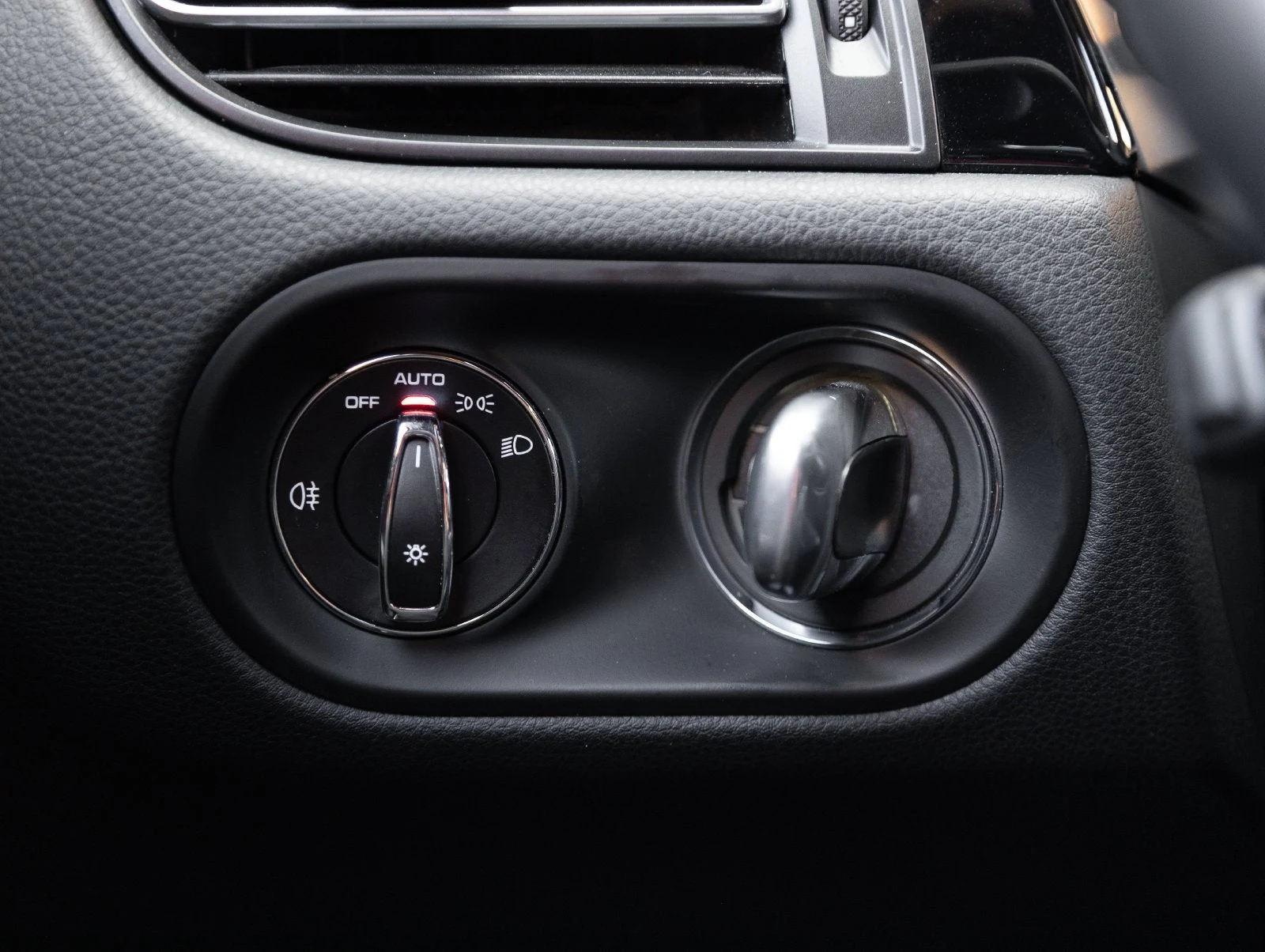 2023 Porsche Macan S interior, center console, Black standard interior