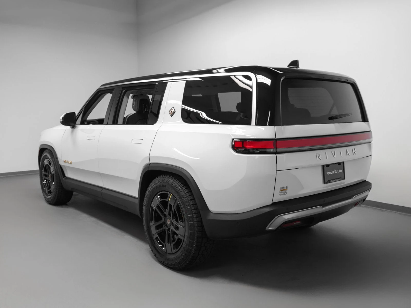 2023 Rivian R1S Adventure Quad-Motor Large Pack for sale, exterior, Glacier White